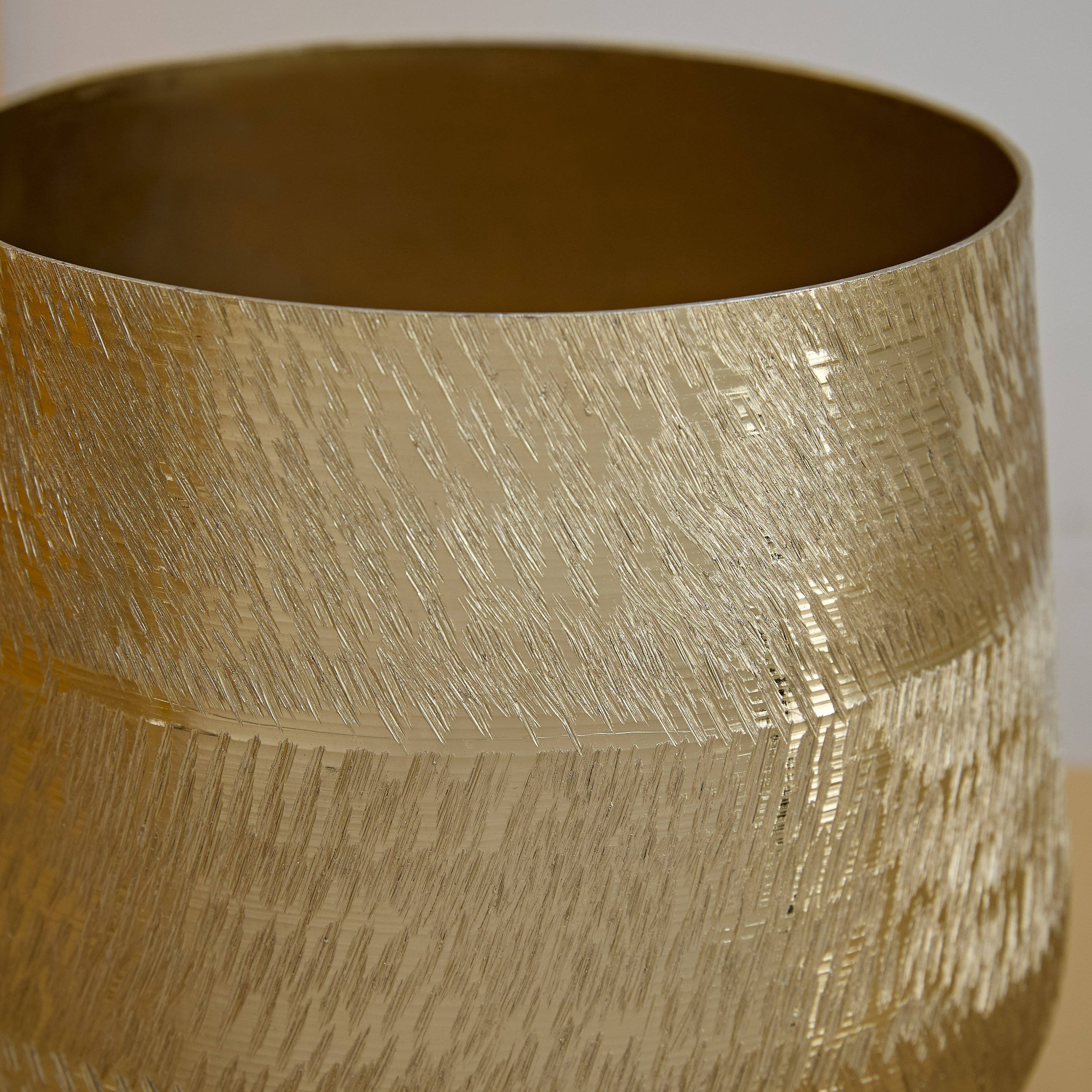 حامل شموع ألومنيوم بارز الملمس من كاتلين - 18×18×16 سم-hbxlivingroom-decorandaccessories-candleholders-image-4