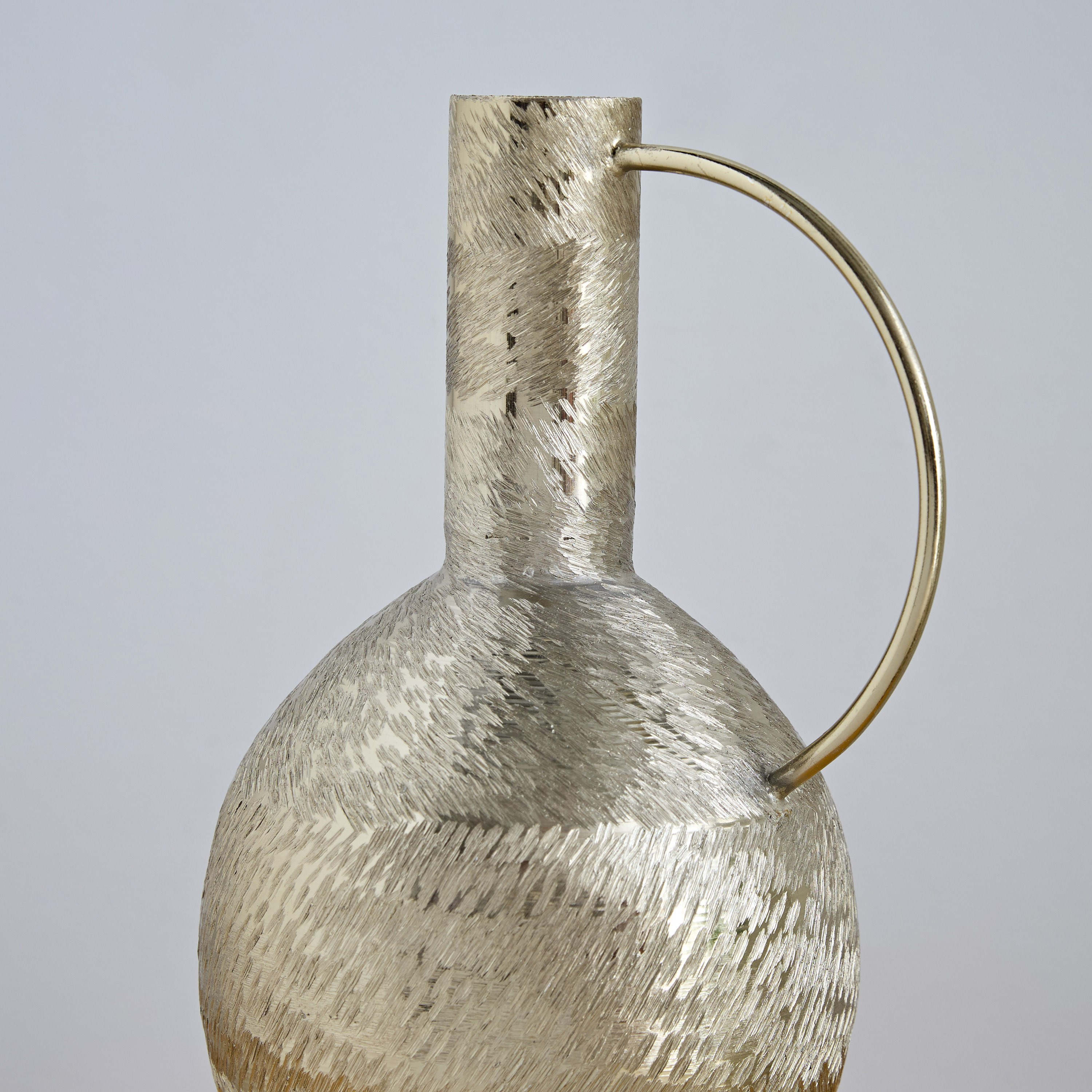 مزهرية ألومنيوم بارزة الملمس بمقبض من كاتلين - 16×16×30 سم-hbxbedroom-decorandaccessories-vases-image-3