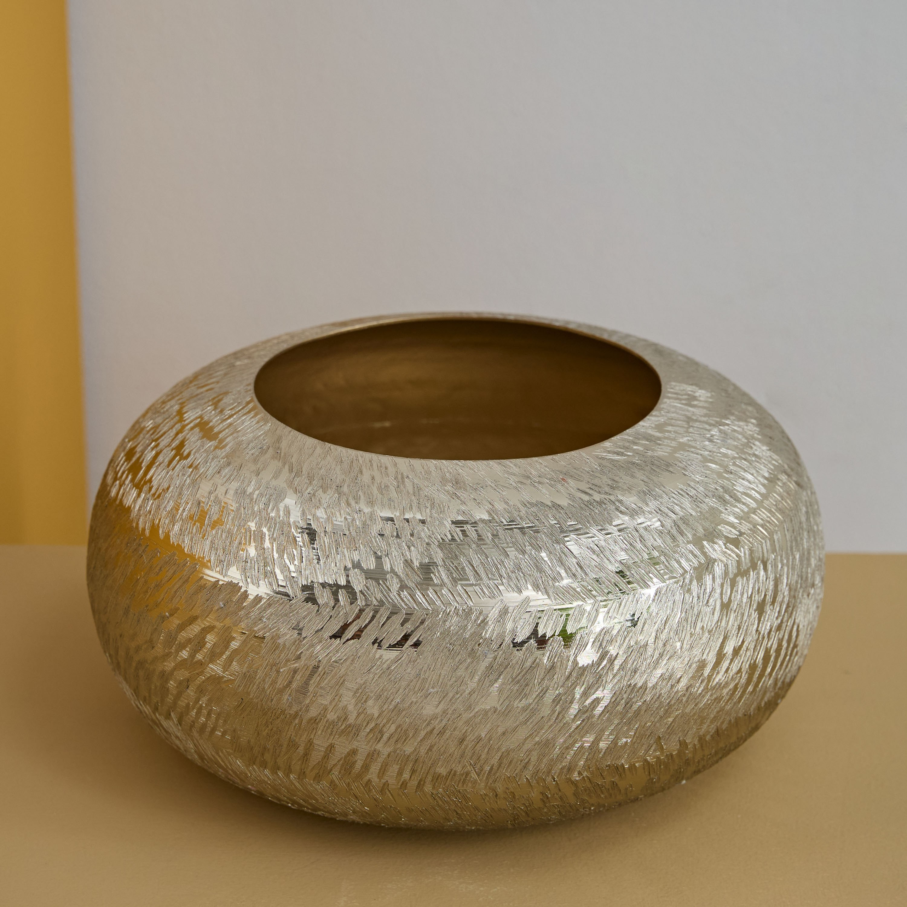 مزهرية ألومنيوم مسطحة بارزة الملمس من كاتلين - 26x26x13 سم-PROMO_HB_AE_B2G2_011025-image-2