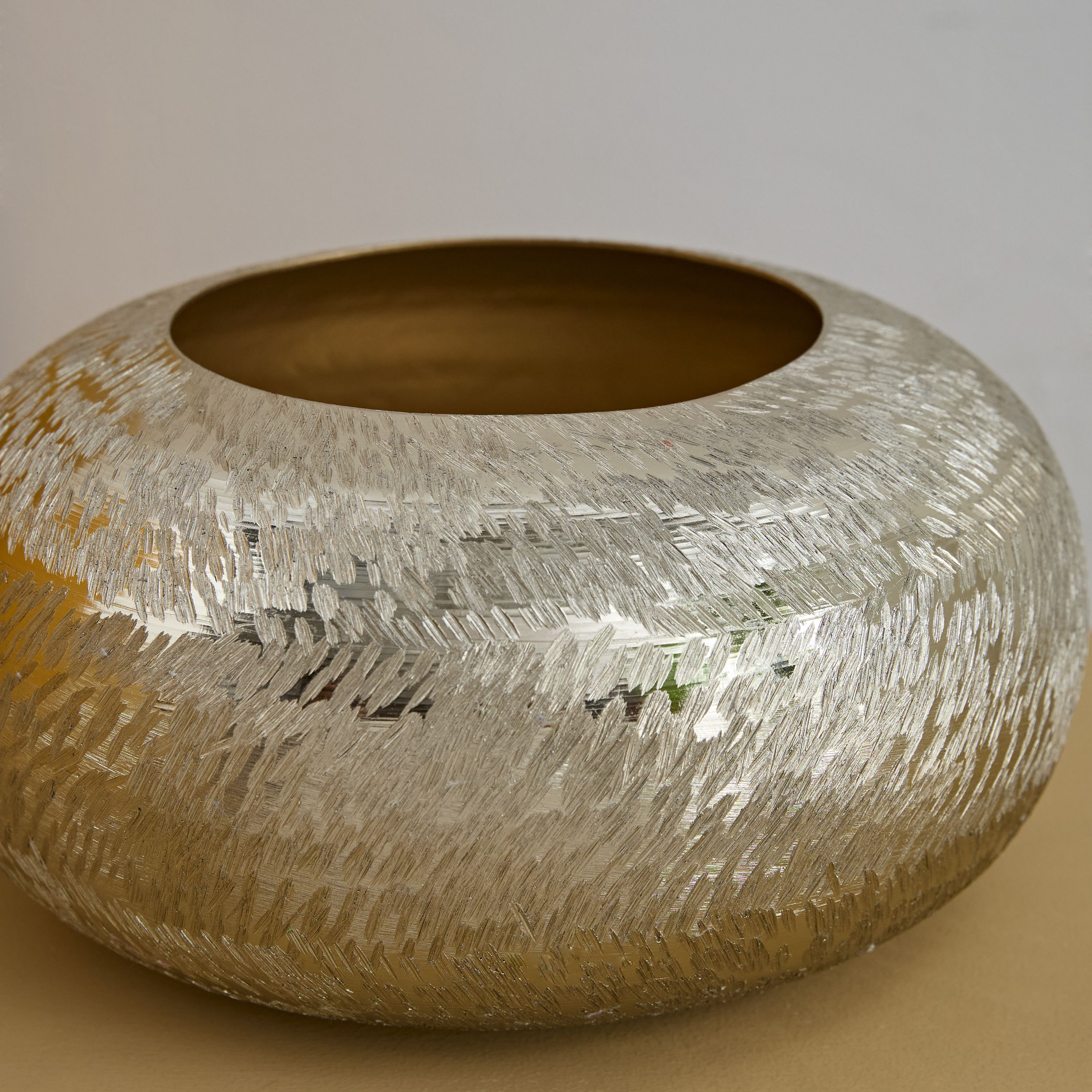 مزهرية ألومنيوم مسطحة بارزة الملمس من كاتلين - 26x26x13 سم-PROMO_HB_AE_B2G2_011025-image-3