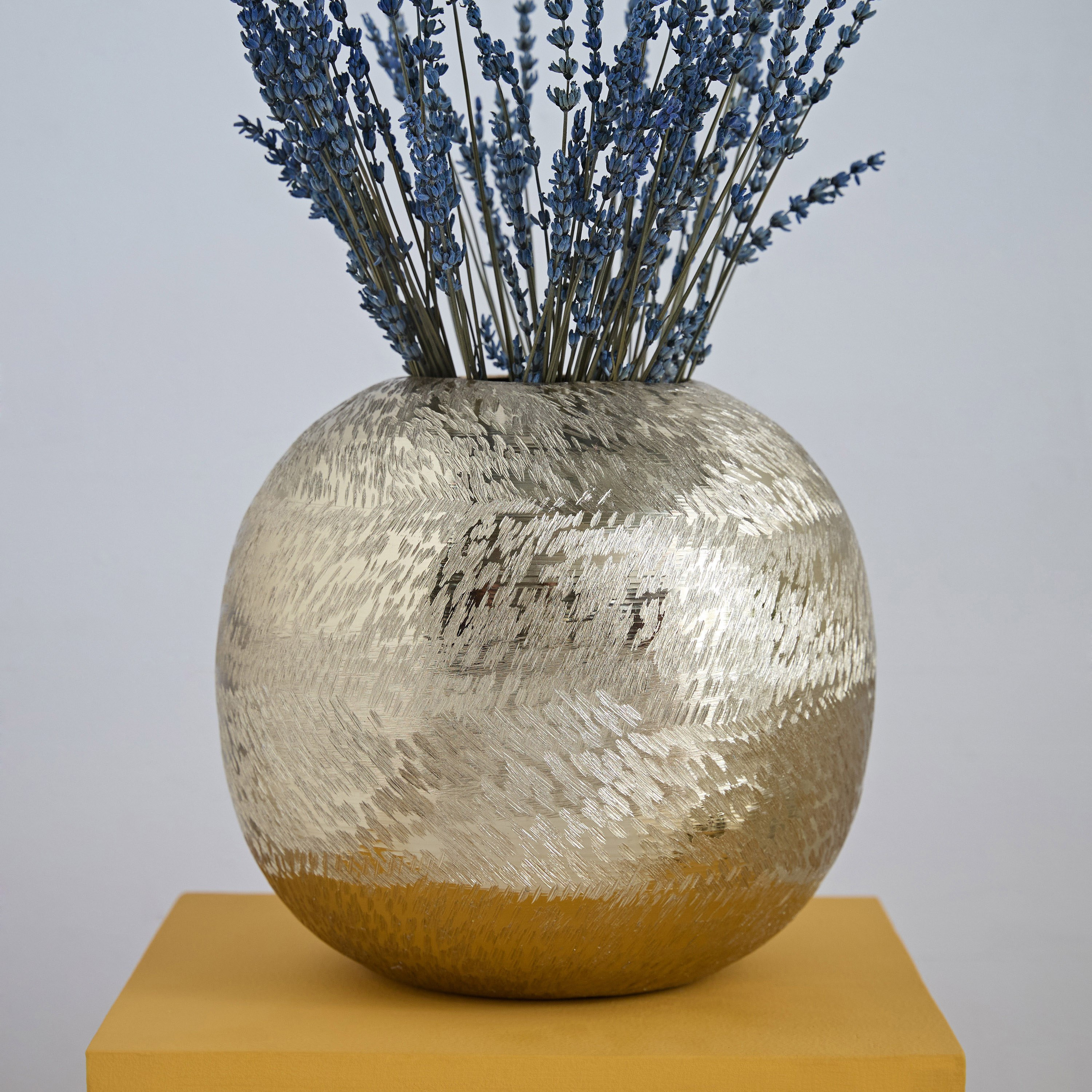 مزهرية ألومنيوم مستديرة بارزة الملمس من كاتلين - 24×24×23 سم-hbxbedroom-decorandaccessories-vases-image-1