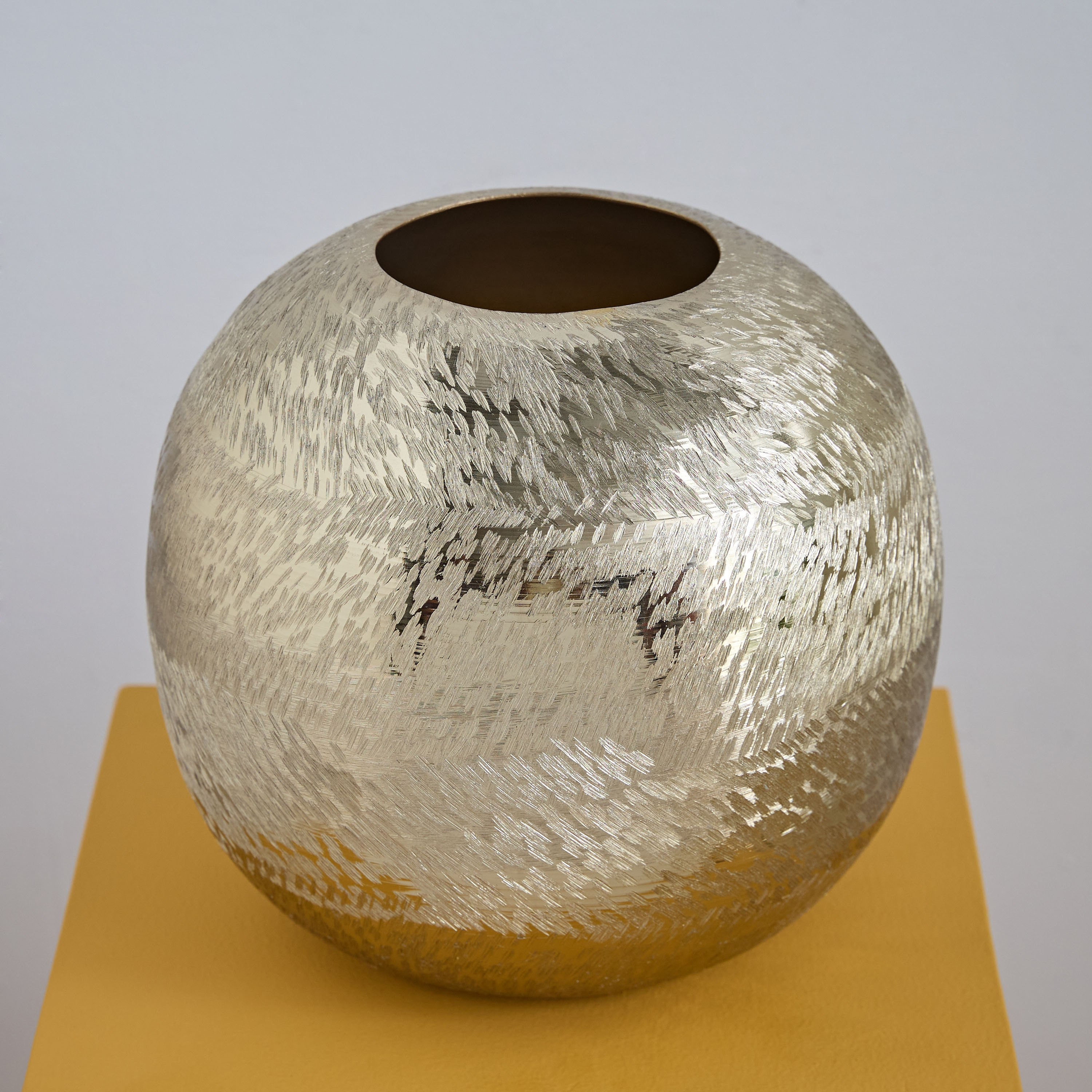 مزهرية ألومنيوم مستديرة بارزة الملمس من كاتلين - 24×24×23 سم-hbxbedroom-decorandaccessories-vases-image-2