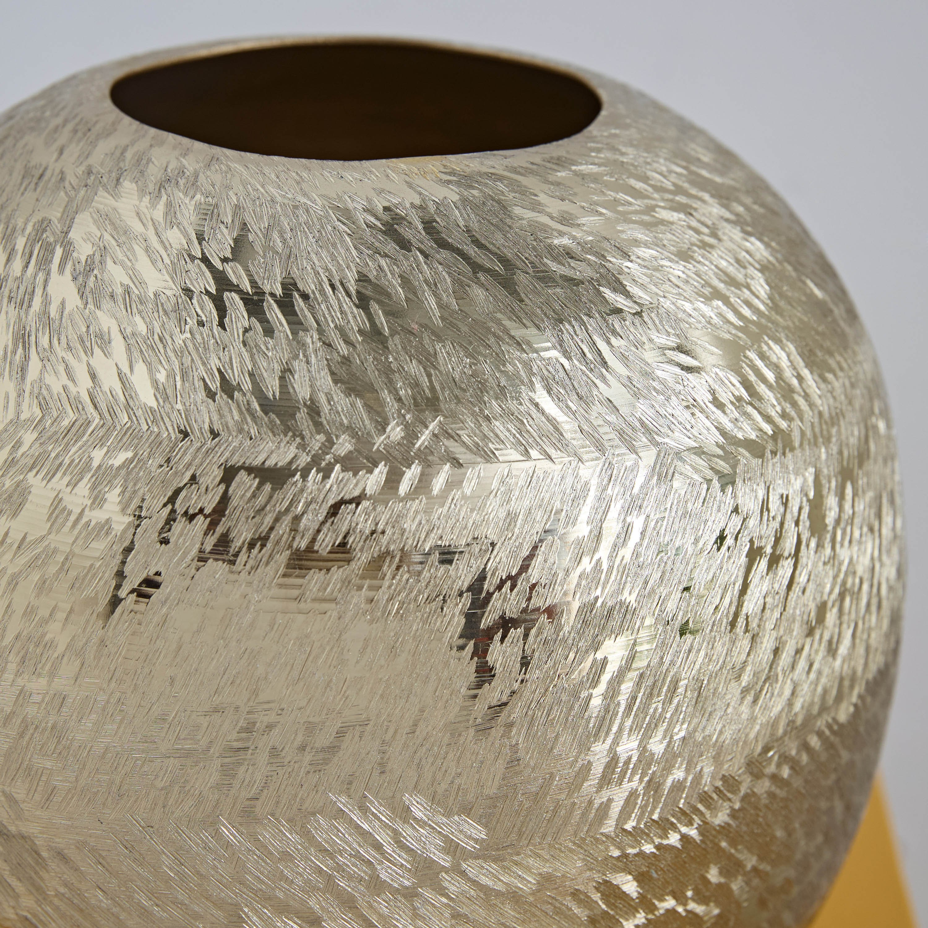 مزهرية ألومنيوم مستديرة بارزة الملمس من كاتلين - 24×24×23 سم-hbxbedroom-decorandaccessories-vases-image-3