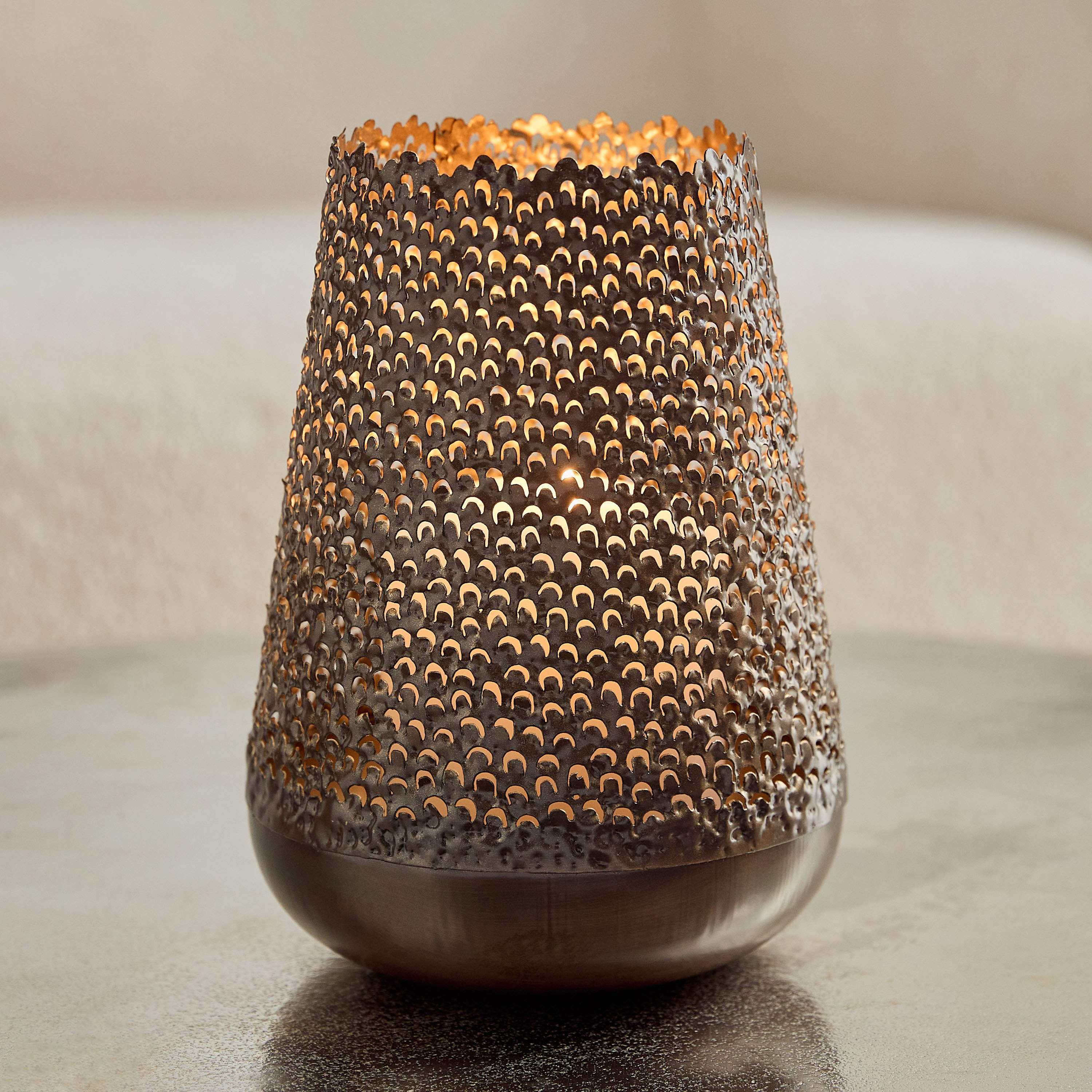 حامل شموع طويلة معدن بتفاصيل طاووس مفرغة من كورلي - 18x18x24 سم-hbxlivingroom-decorandaccessories-candleholders-image-1