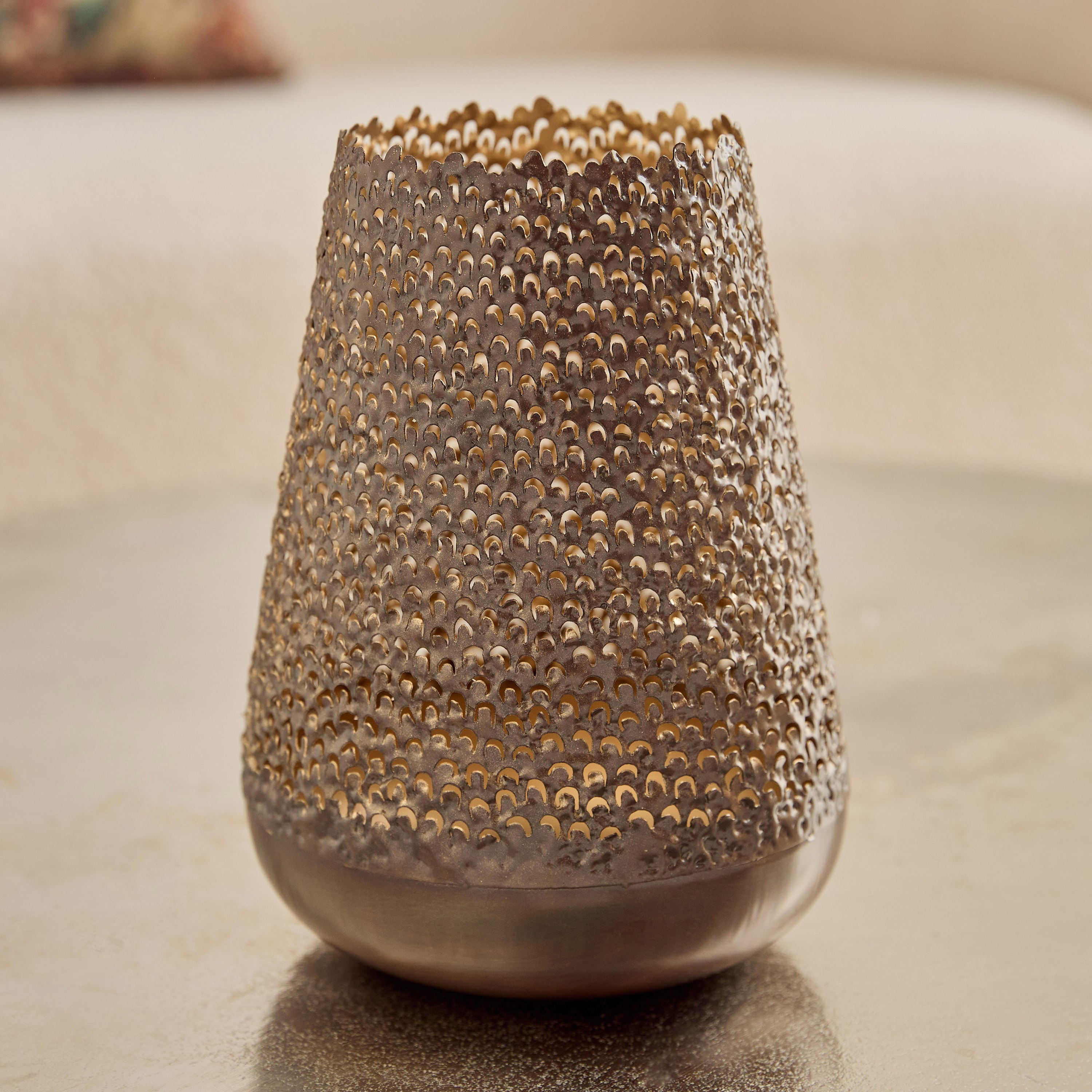 حامل شموع طويلة معدن بتفاصيل طاووس مفرغة من كورلي - 18x18x24 سم-hbxlivingroom-decorandaccessories-candleholders-image-2