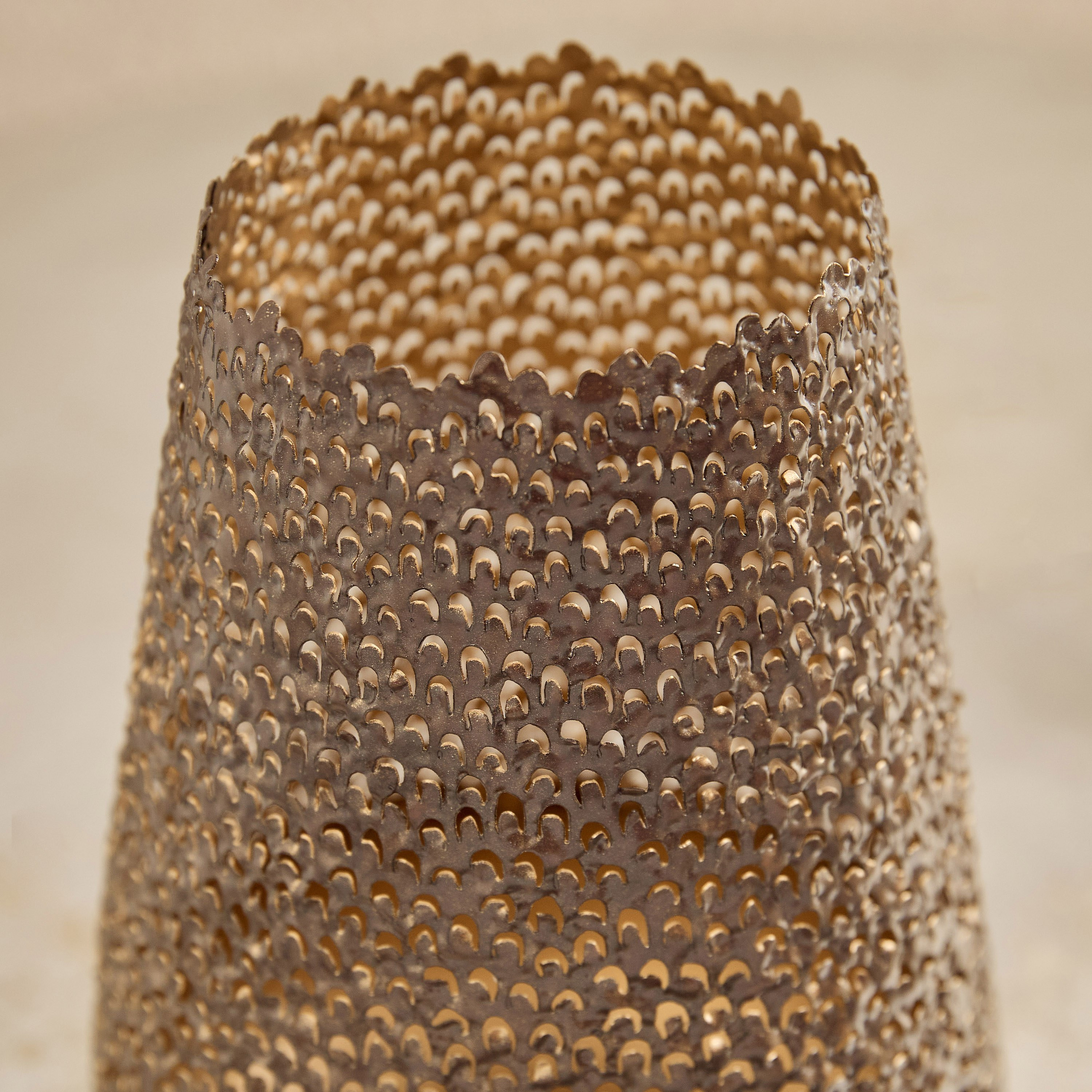 حامل شموع طويلة معدن بتفاصيل طاووس مفرغة من كورلي - 18x18x24 سم-hbxlivingroom-decorandaccessories-candleholders-image-3