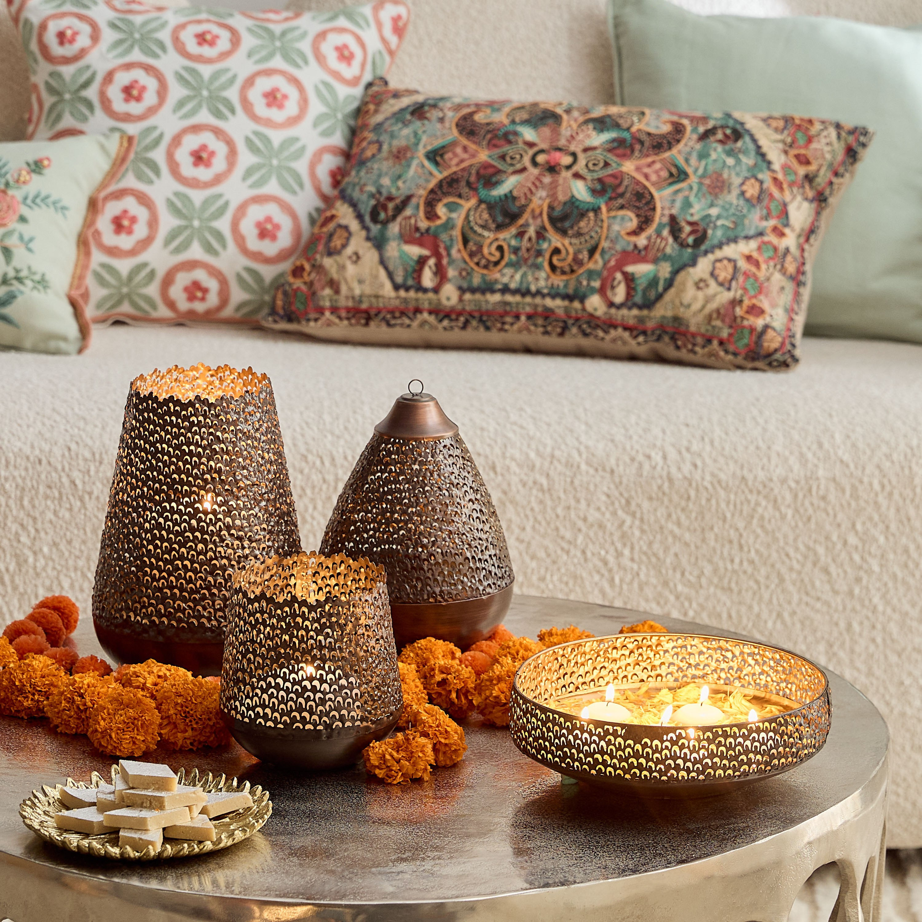 حامل شموع طويلة معدن بتفاصيل طاووس مفرغة من كورلي - 18x18x24 سم-hbxlivingroom-decorandaccessories-candleholders-image-4
