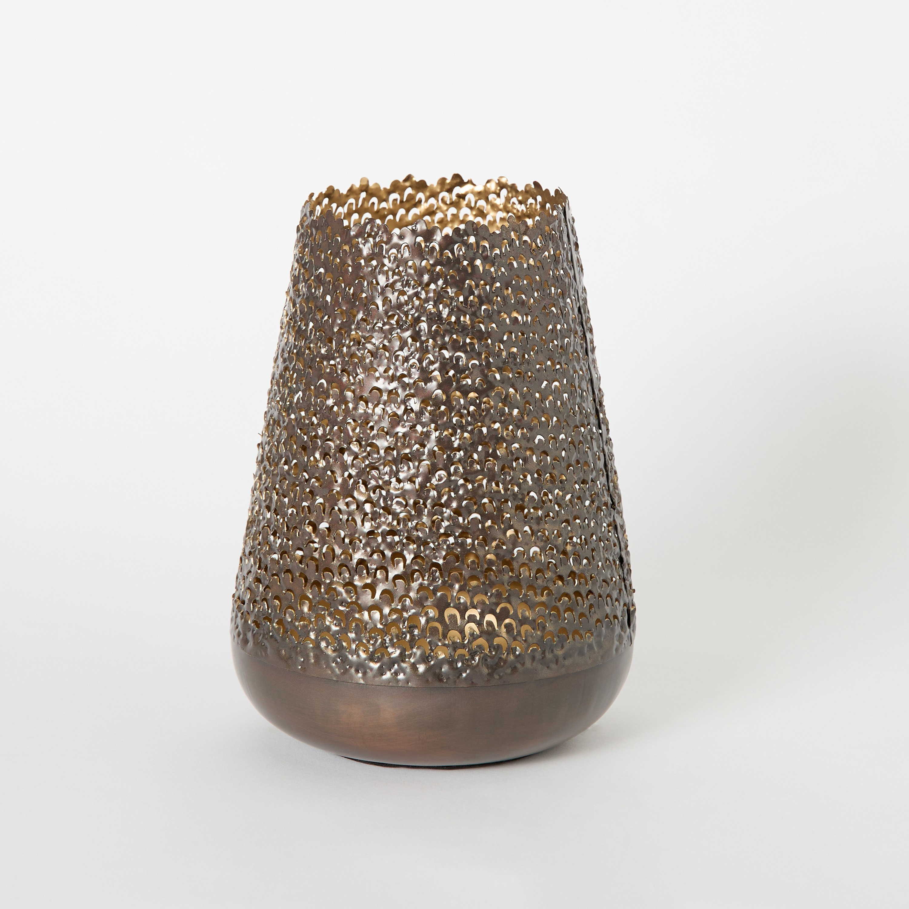 حامل شموع طويلة معدن بتفاصيل طاووس مفرغة من كورلي - 18x18x24 سم-hbxlivingroom-decorandaccessories-candleholders-image-5