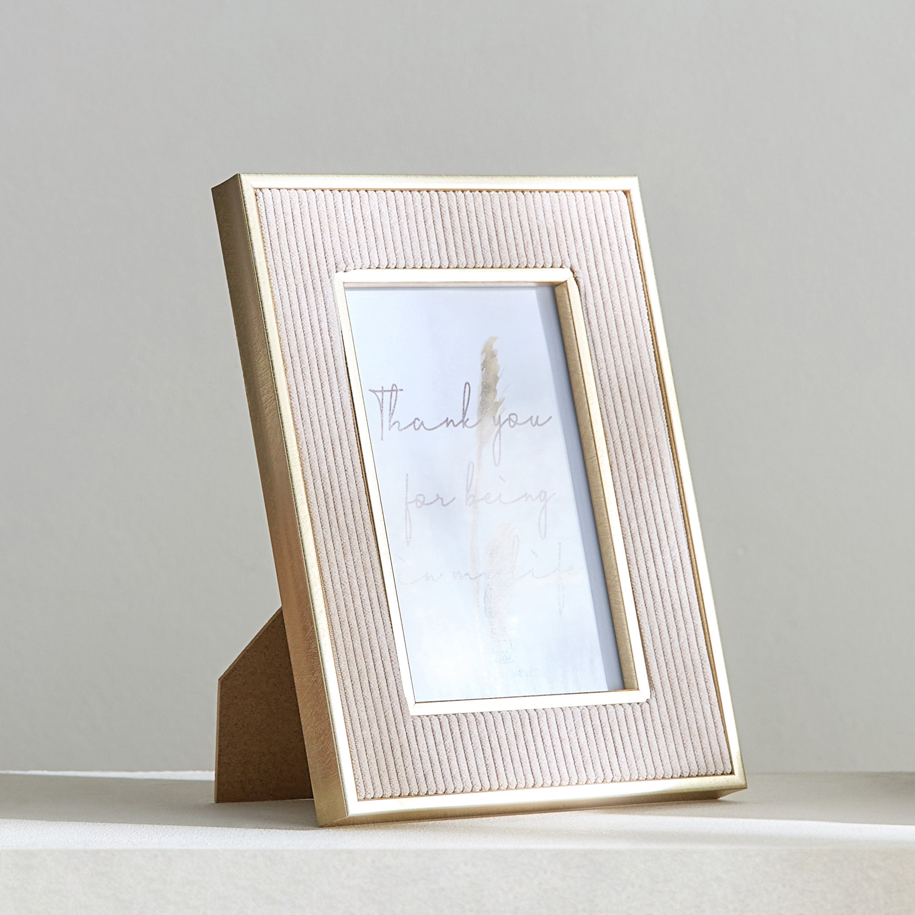 برواز صور مخملي 4x6 بوصة من أتريوم - 16x21x1.7 سم-hbxbedroom-decorandaccessories-photoframes-image-1