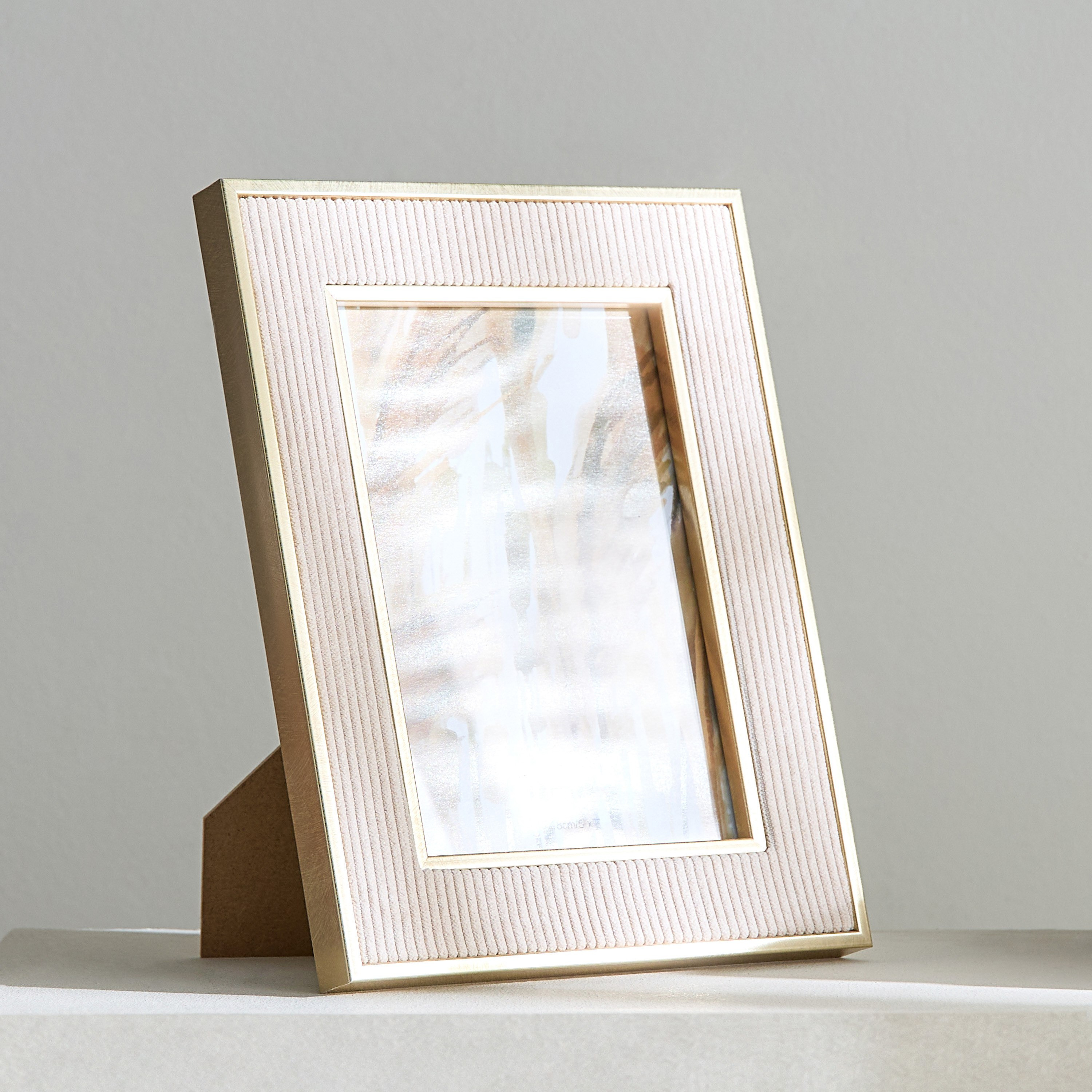 برواز صور 5x7 بوصة مع قطيفة من أتريوم - 19x24x1.7 سم-hbxbedroom-decorandaccessories-photoframes-image-1