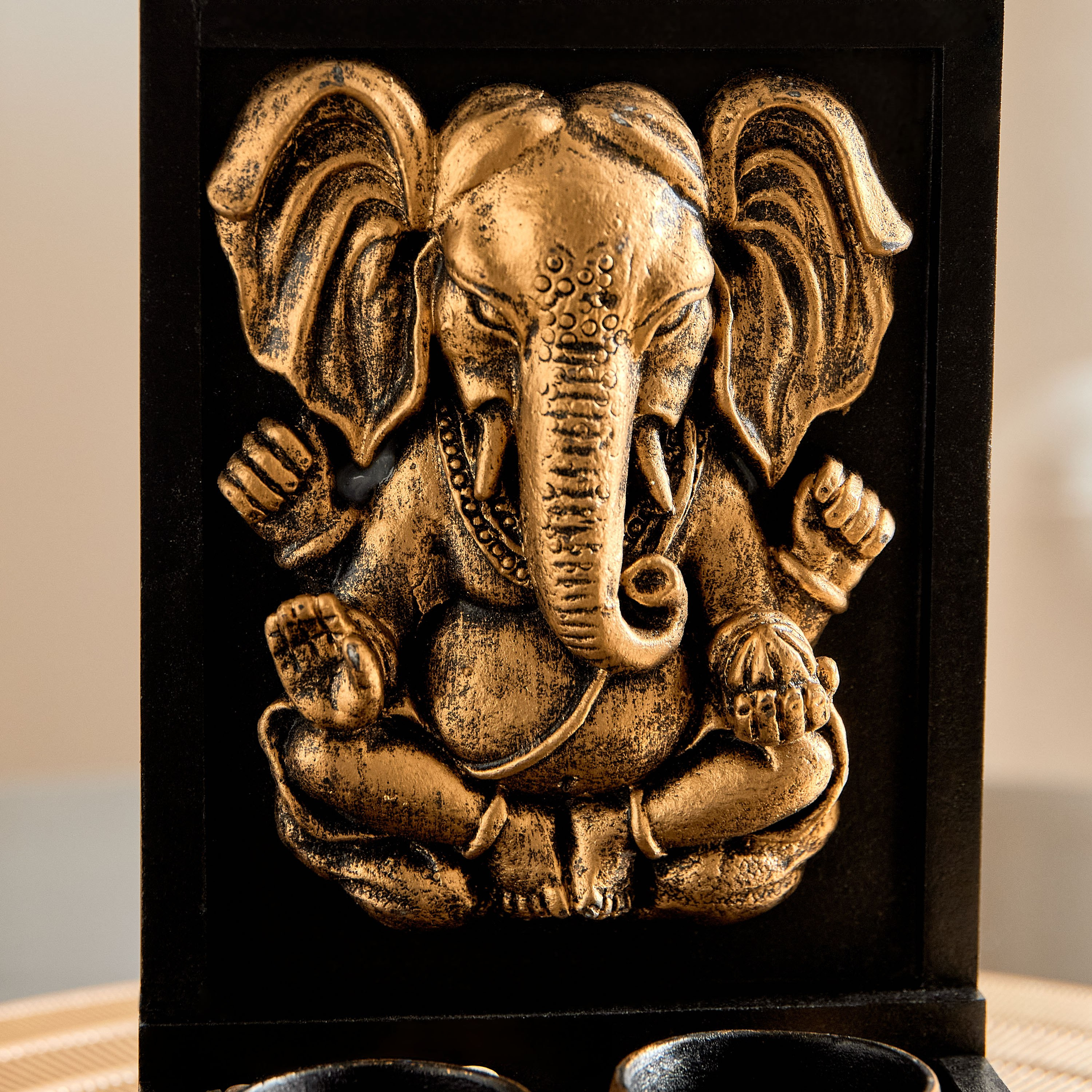 تمثال غانيشا بوليريسين بحامل خشبي وحاملات شموع صغيرة من روس - 13.5x10.5x20 سم-hbxhomeware-homedecor-figurinesandornaments-image-3