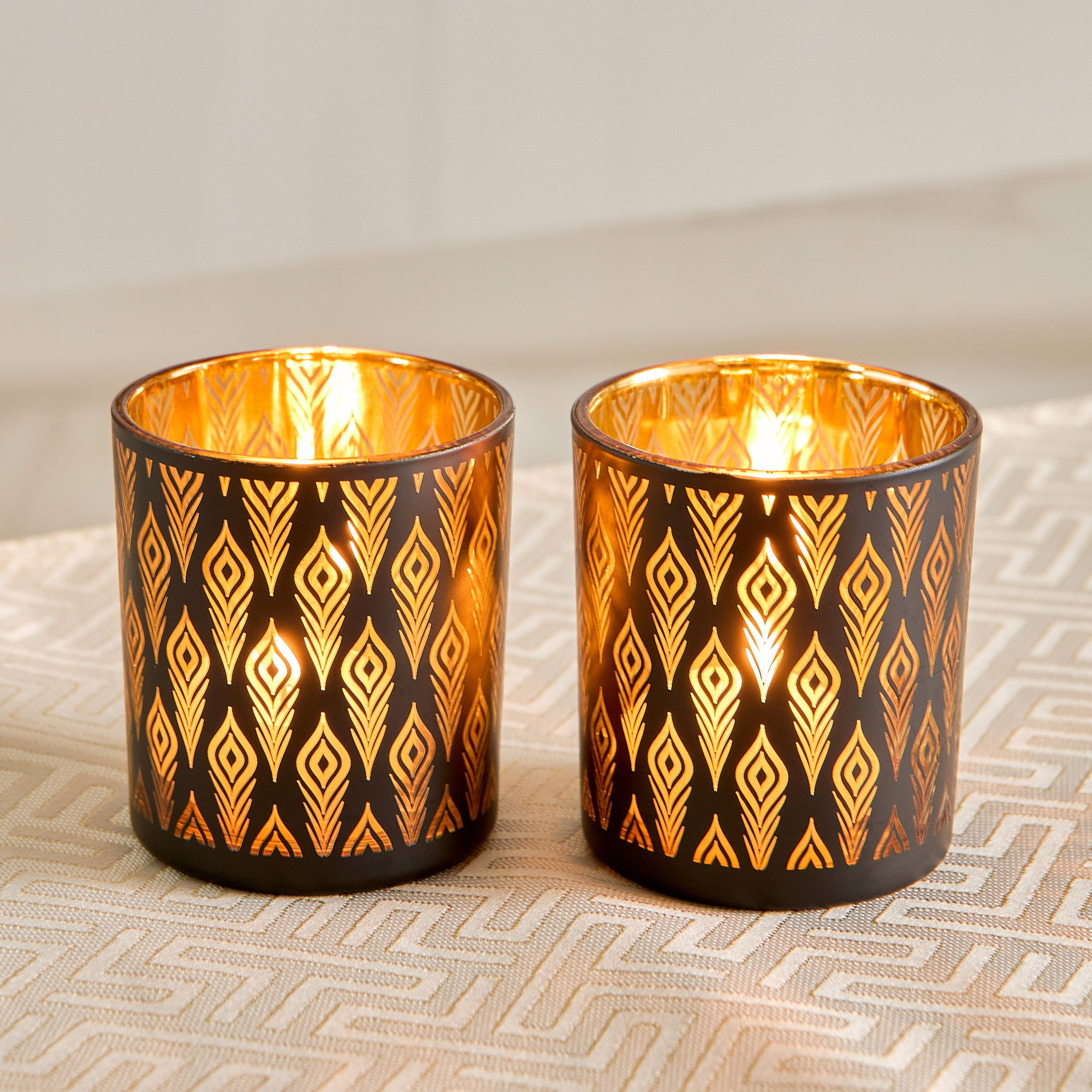 حامل شموع زجاج بتفاصيل مفرغة من روس - 7x7x8 سم-hbxlivingroom-decorandaccessories-candleholders-image-1