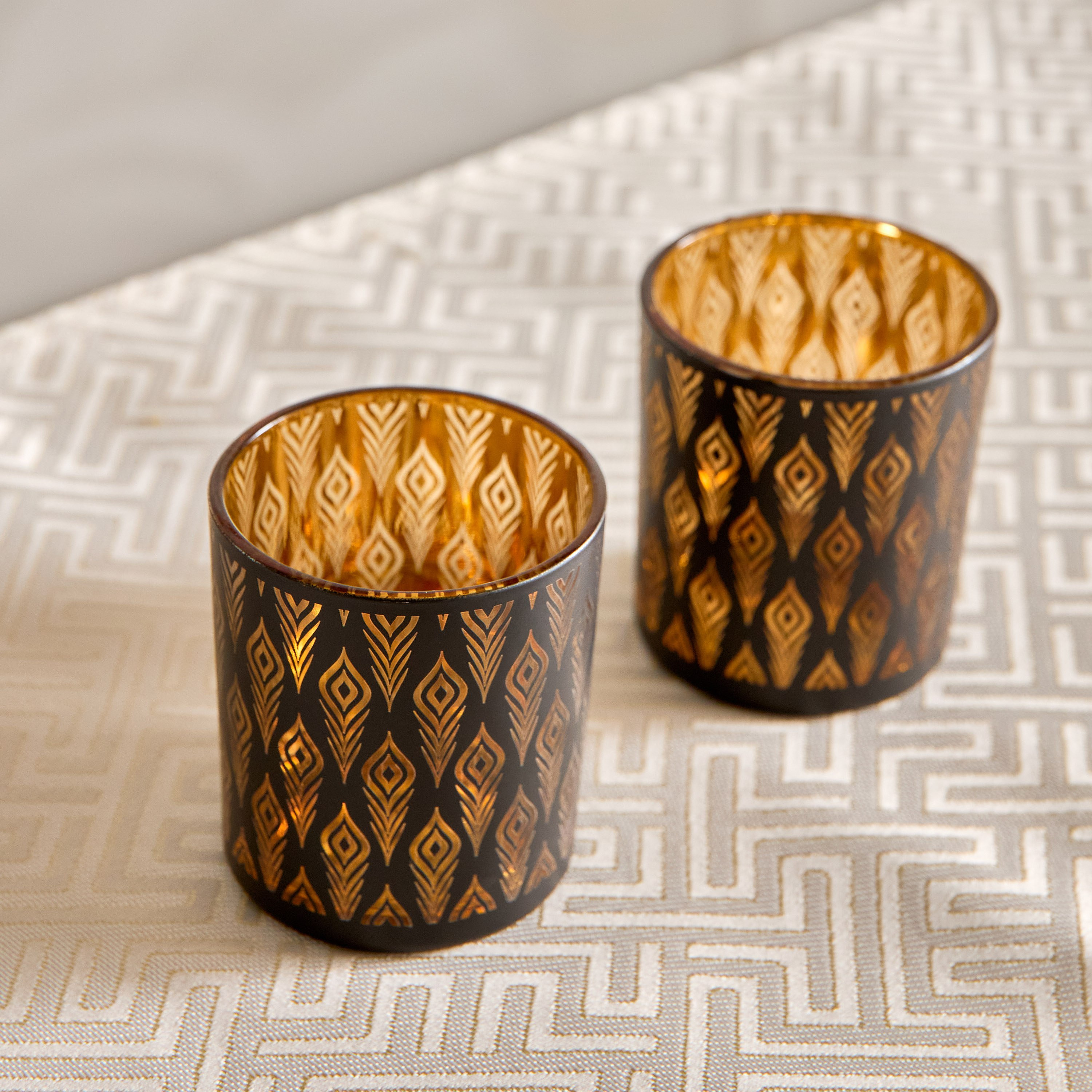 حامل شموع زجاج بتفاصيل مفرغة من روس - 7x7x8 سم-hbxlivingroom-decorandaccessories-candleholders-image-2