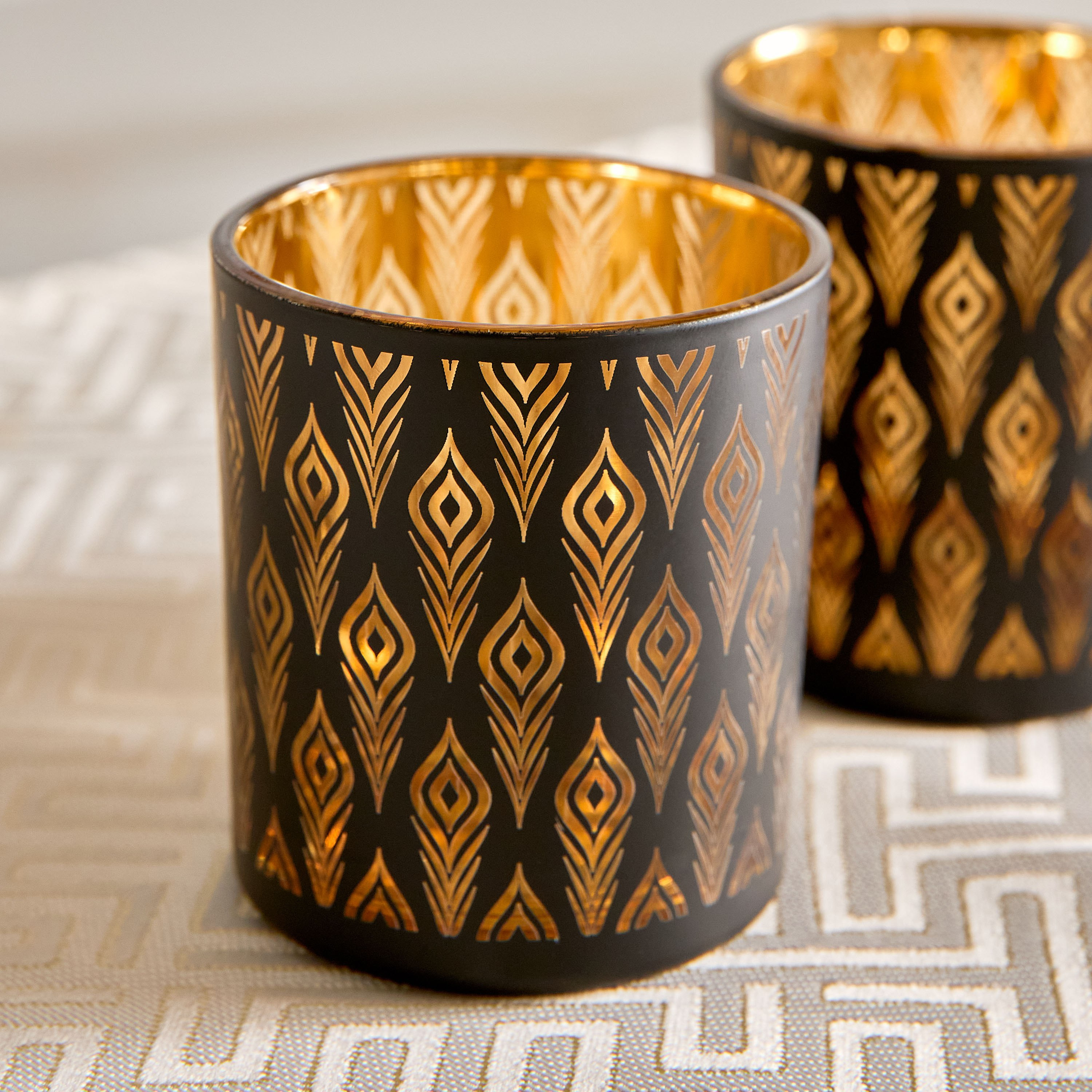 حامل شموع زجاج بتفاصيل مفرغة من روس - 7x7x8 سم-hbxlivingroom-decorandaccessories-candleholders-image-3