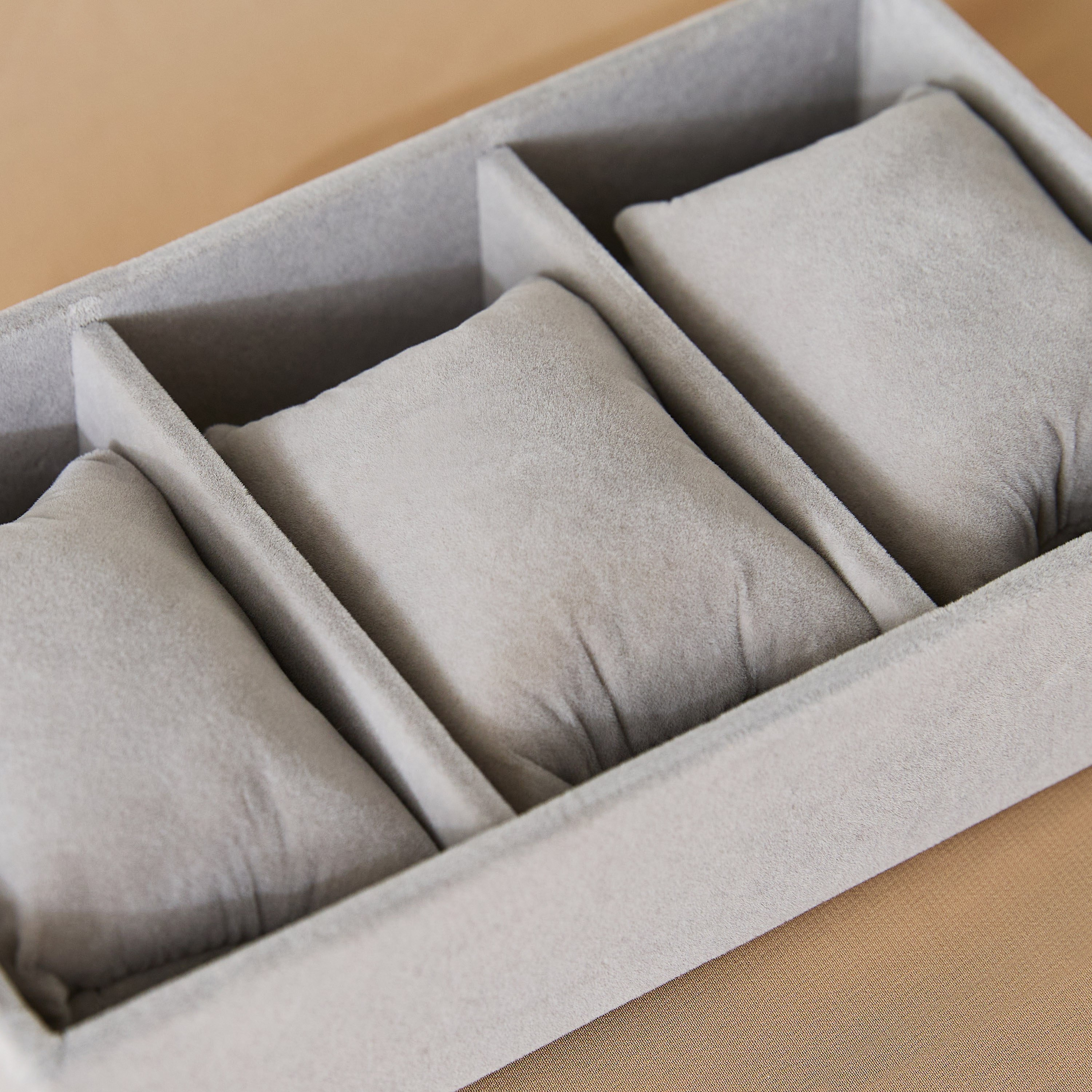 Velour 3-Compartment Jewellery Tray with 3 Pillows for Watches-hbxbedroom-bedroomaccessories-jewelleryboxesandholders-image-4