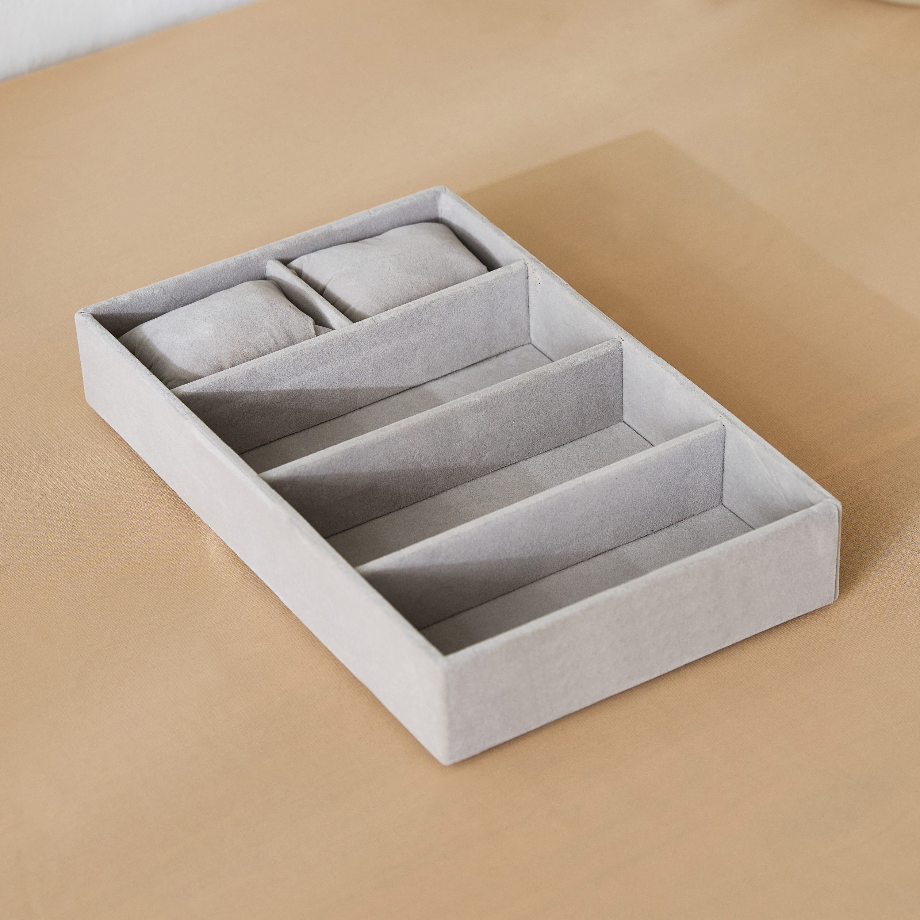 صينية مجوهرات قطيفة 5 أقسام مع وسادتين للساعات-hbxbedroom-bedroomaccessories-jewelleryboxesandholders-image-2