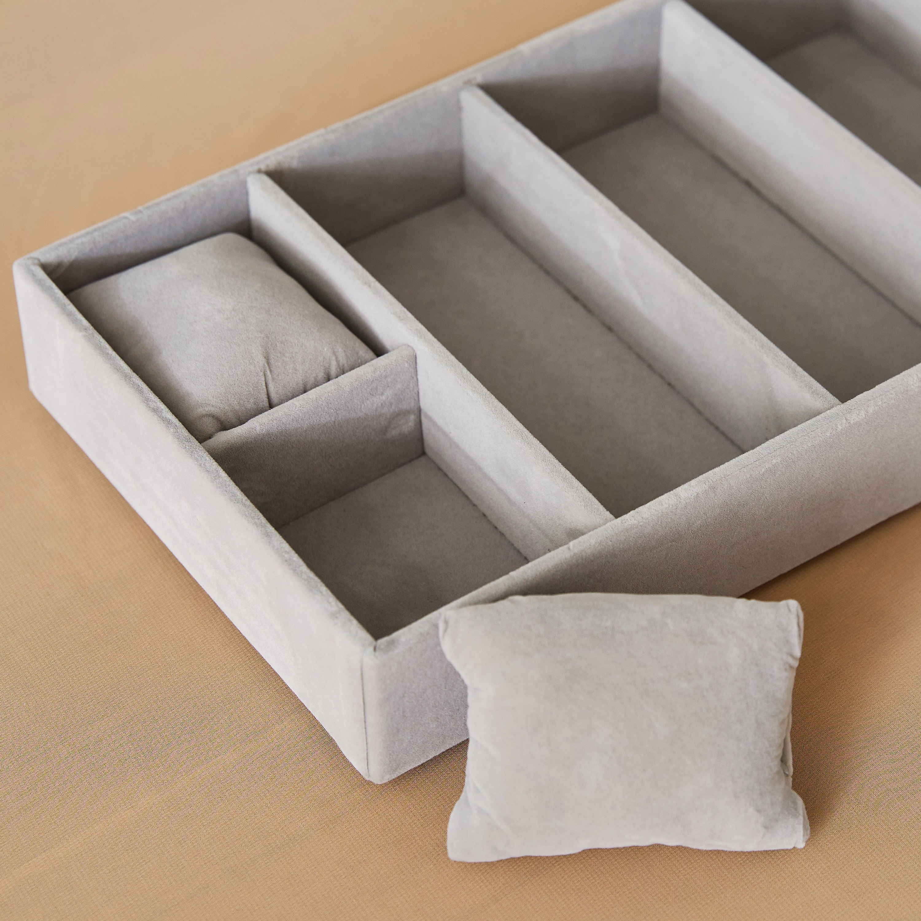 صينية مجوهرات قطيفة 5 أقسام مع وسادتين للساعات-hbxbedroom-bedroomaccessories-jewelleryboxesandholders-image-3