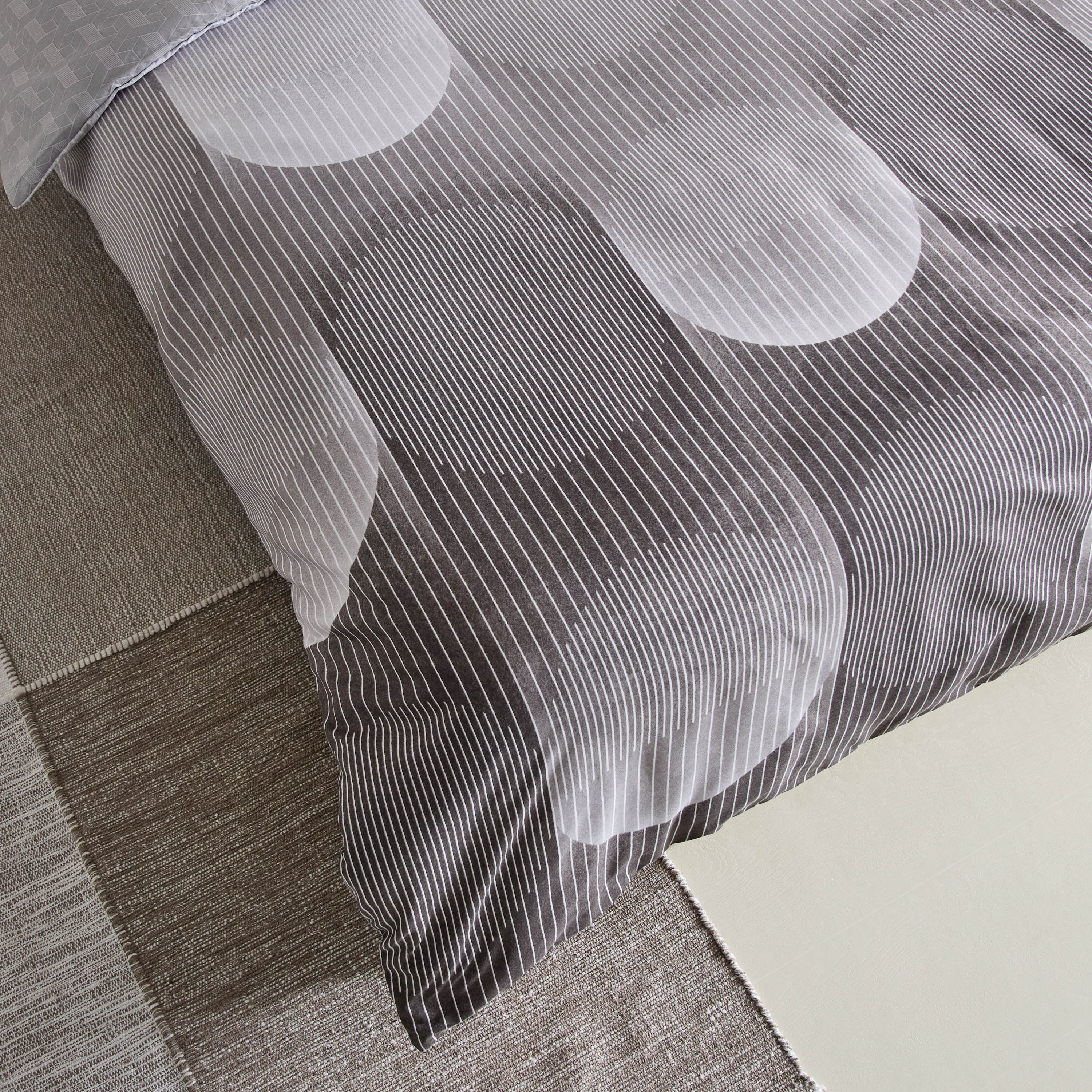 طقم غطاء لحاف فردي من الألياف الدقيقة قطعتين بطبعات آنيا من ميا- 135x200 سم-hbxhomeware-hbxbedroom-image-4