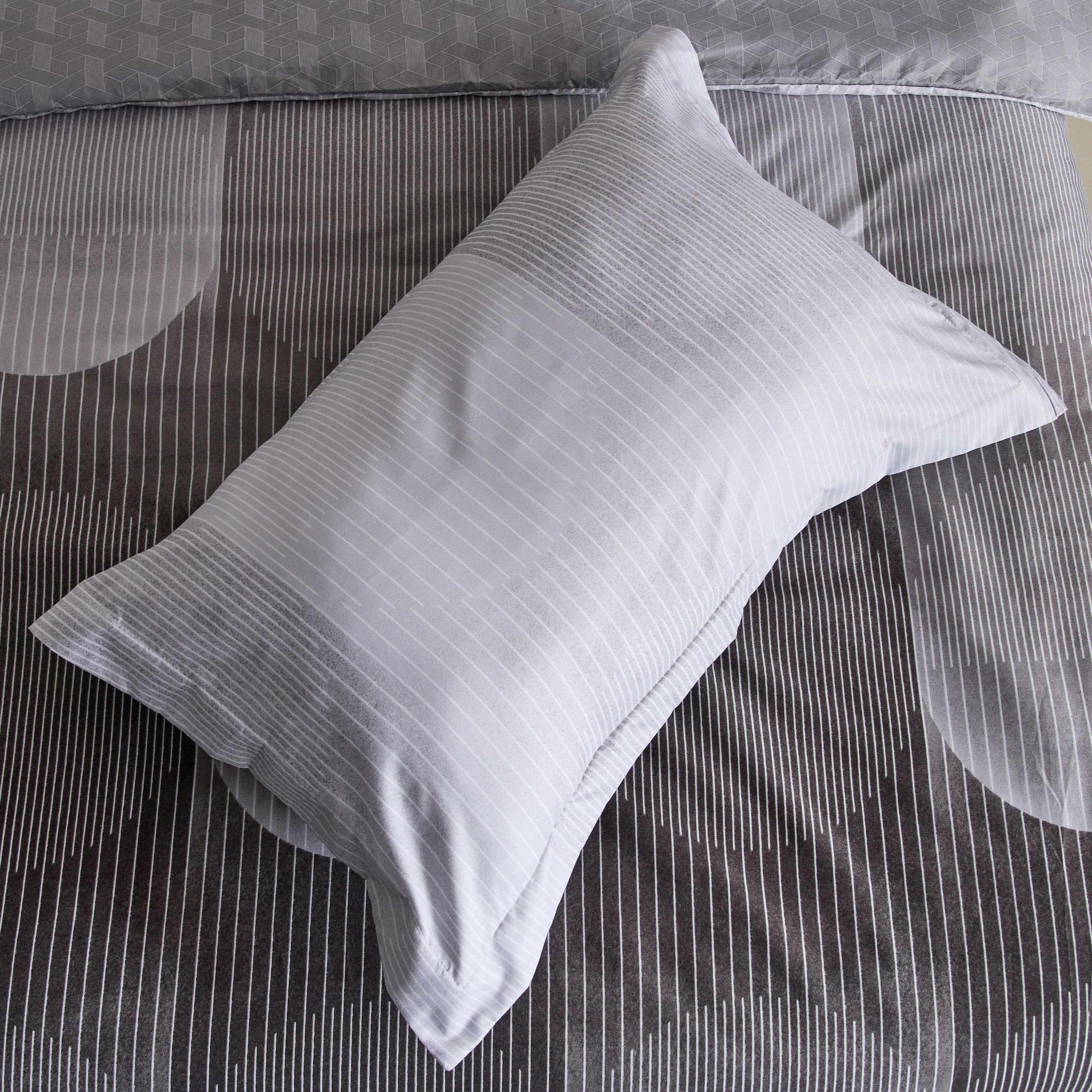 طقم غطاء لحاف فردي من الألياف الدقيقة قطعتين بطبعات آنيا من ميا- 135x200 سم-hbxhomeware-hbxbedroom-image-7