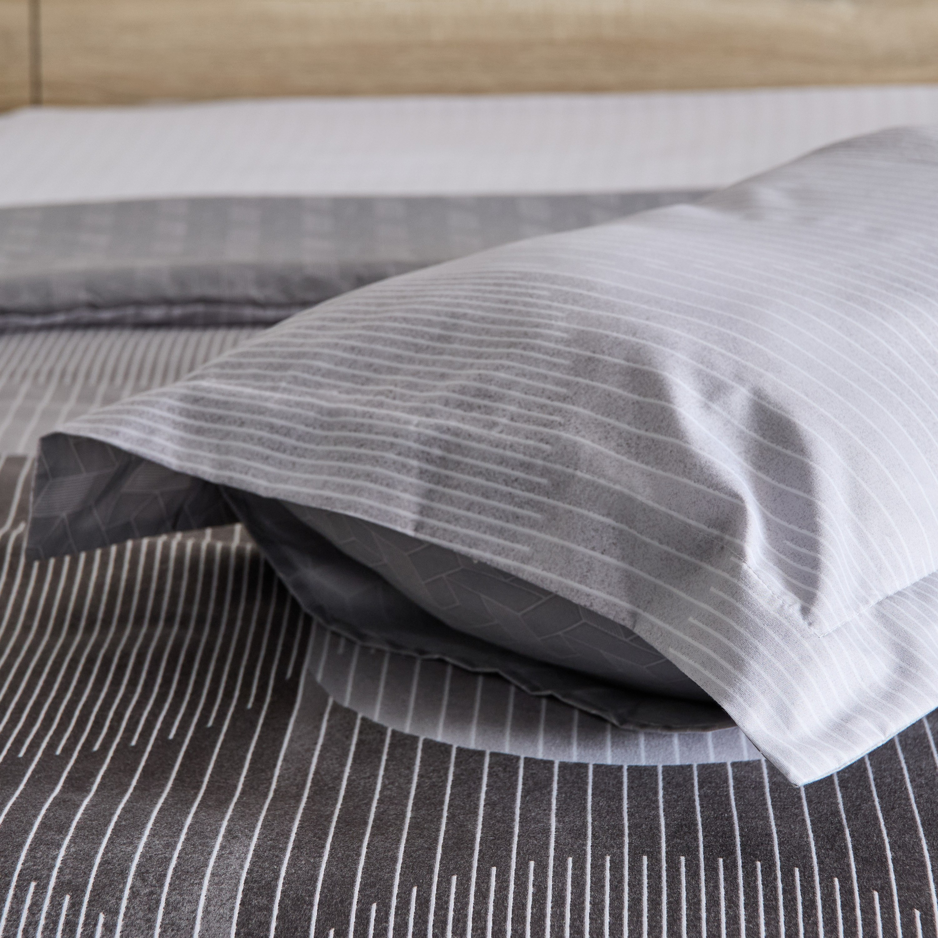طقم غطاء لحاف فردي من الألياف الدقيقة قطعتين بطبعات آنيا من ميا- 135x200 سم-hbxhomeware-hbxbedroom-image-8