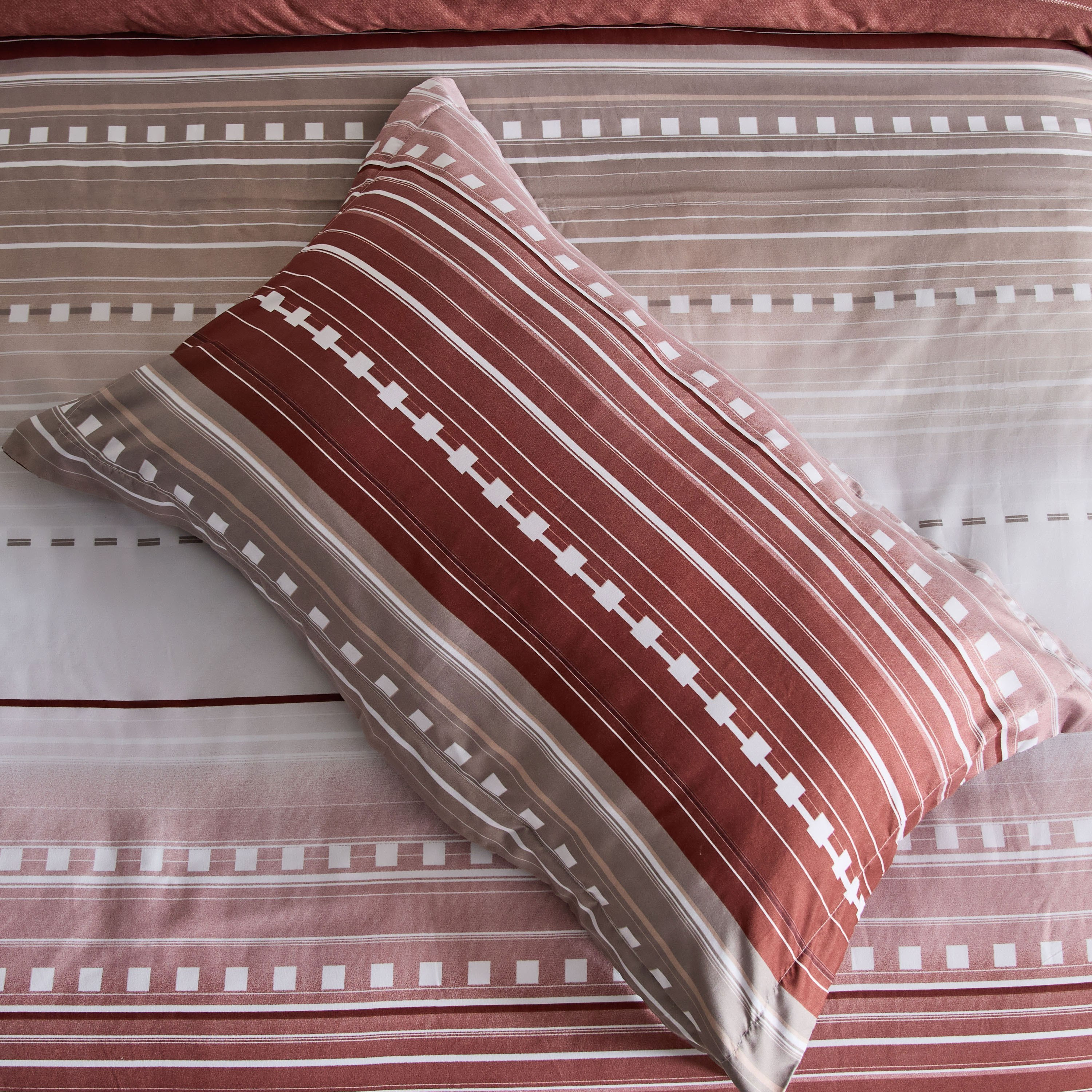 طقم غطاء لحاف فردي من الألياف الدقيقة قطعتين صوفيا من ميا - 135x200 سم-hbxhomeware-hbxbedroom-image-7