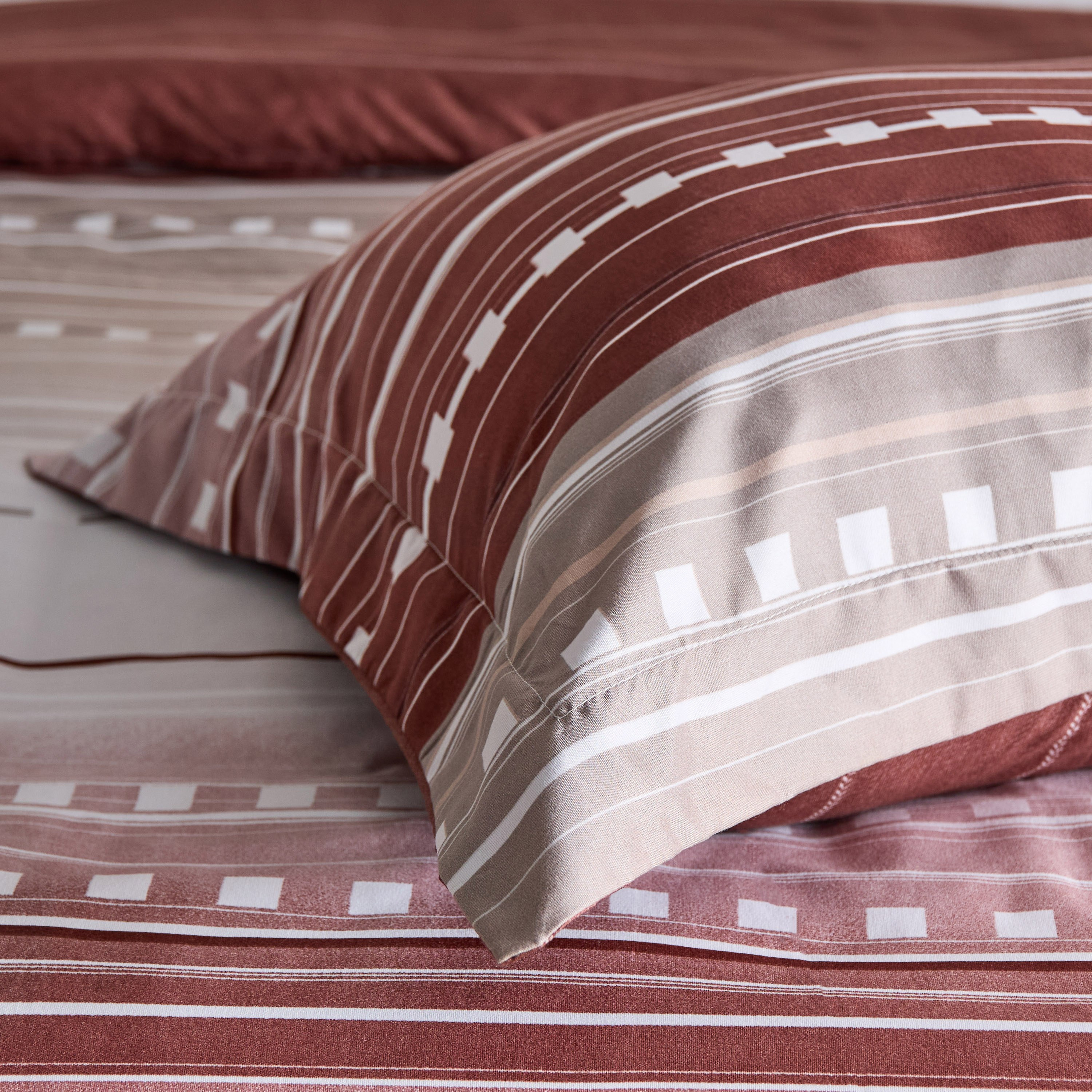 طقم غطاء لحاف فردي من الألياف الدقيقة قطعتين صوفيا من ميا - 135x200 سم-hbxhomeware-hbxbedroom-image-8