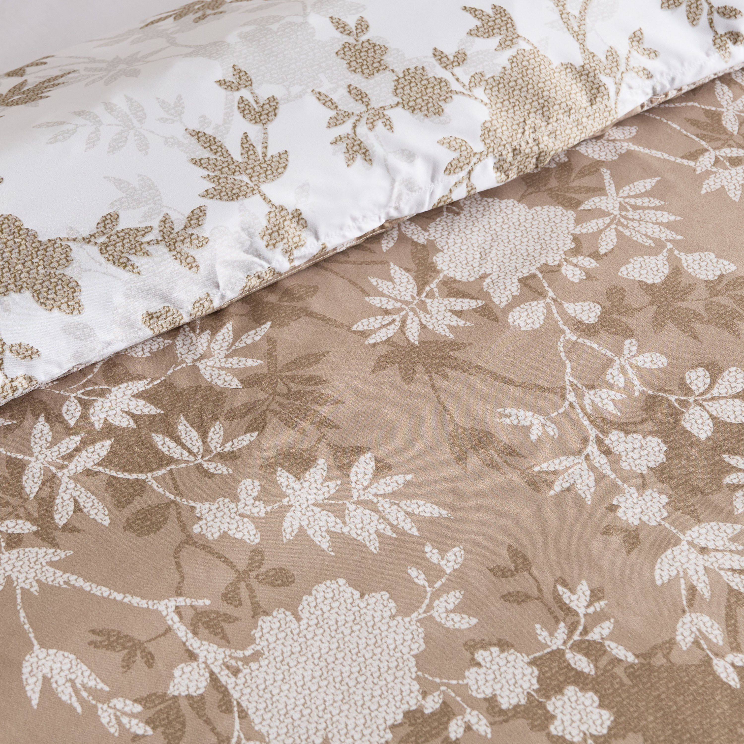 طقم غطاء لحاف كوين كينج 3 قطع من الألياف الدقيقة بطبعات إليجا من ميا - 220x220 سم-hbxhomeware-hbxbedroom-image-5