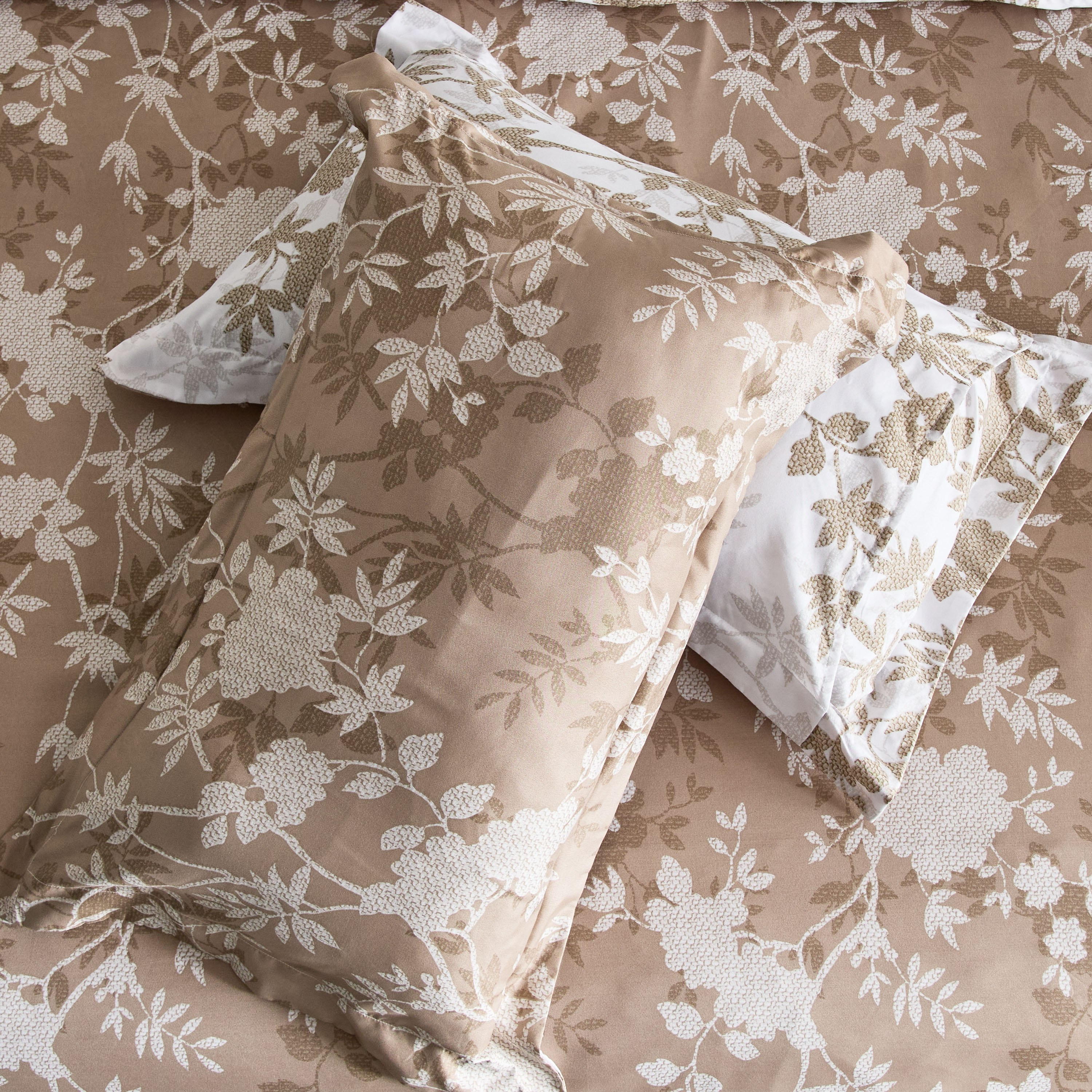 طقم غطاء لحاف كوين كينج 3 قطع من الألياف الدقيقة بطبعات إليجا من ميا - 220x220 سم-hbxhomeware-hbxbedroom-image-6