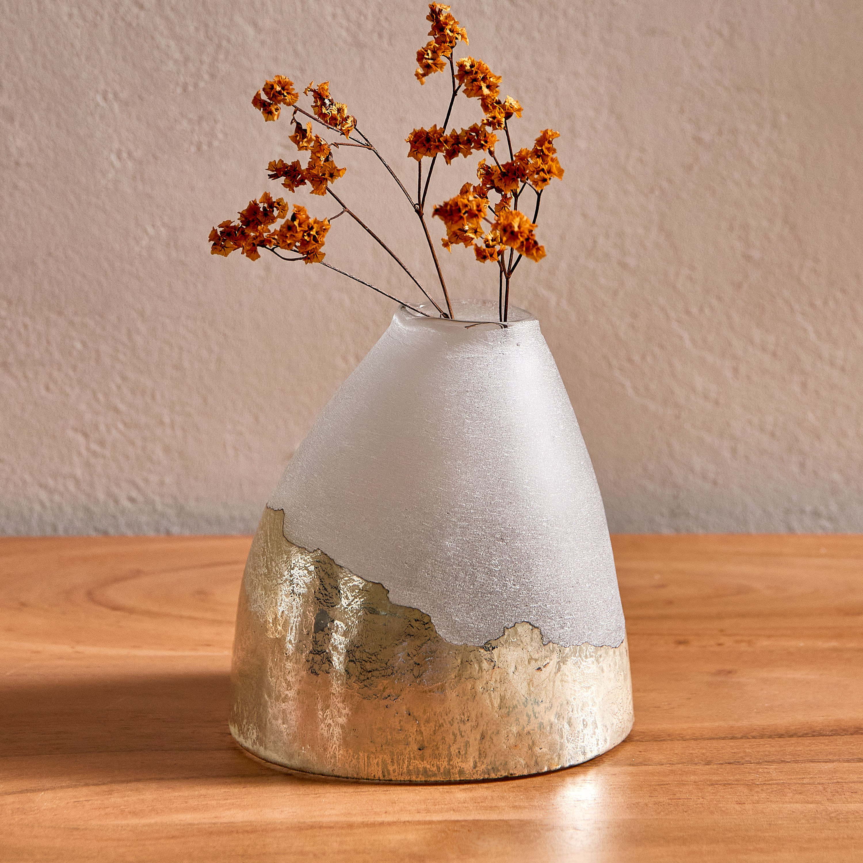 مزهرية زجاج برقائق معدنية من إيرتون - 12x10x13 سم-hbxbedroom-decorandaccessories-vases-image-1