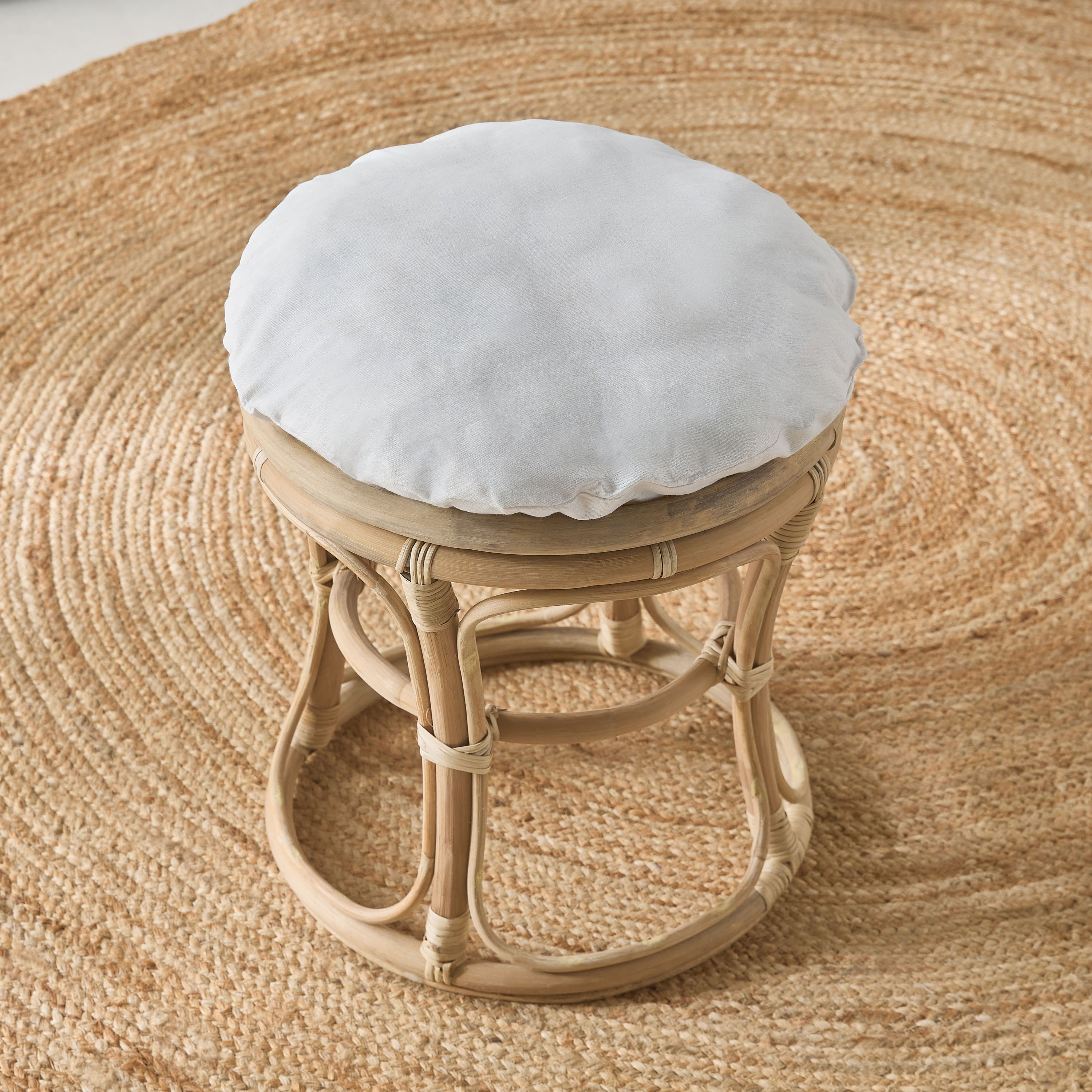 مقعد عثماني مستدير من الروطان الطبيعي من بوهو بليس-hbxlivingroom-sofasandarmchairs-ottomansandfootstools-image-2