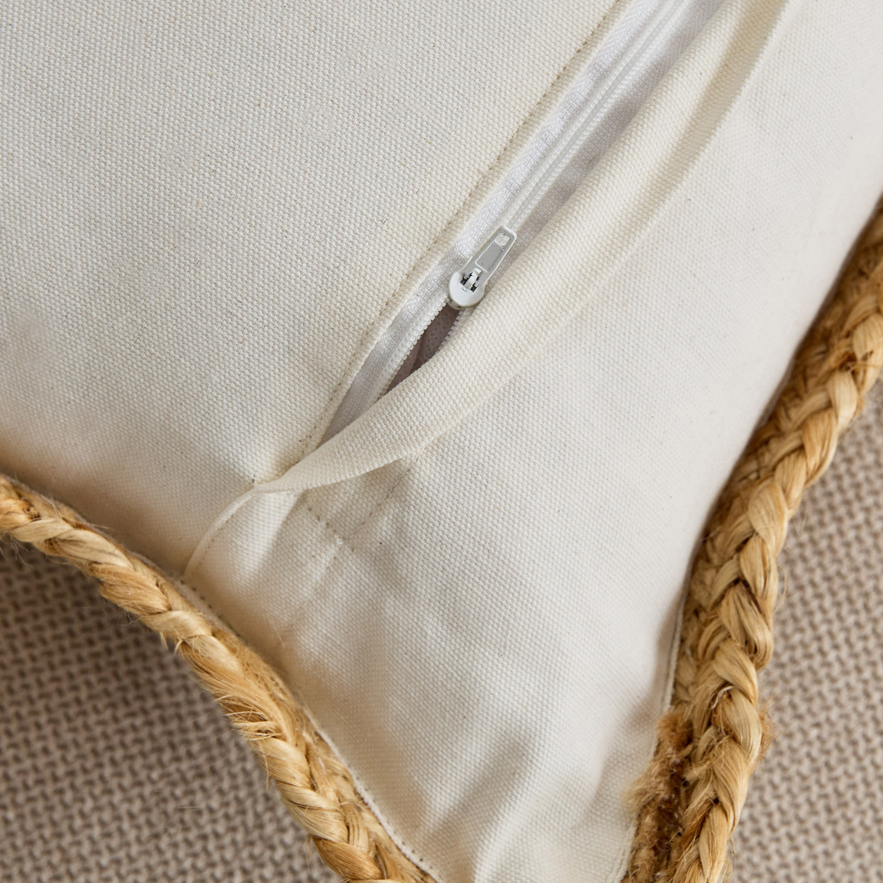 وسادة محشوة مصنوعة يدويًا من إيكو ميدتاون- 40 × 60 سم-hbxlivingroom-furnishings-cushionsandcovers-filledcushions-image-3