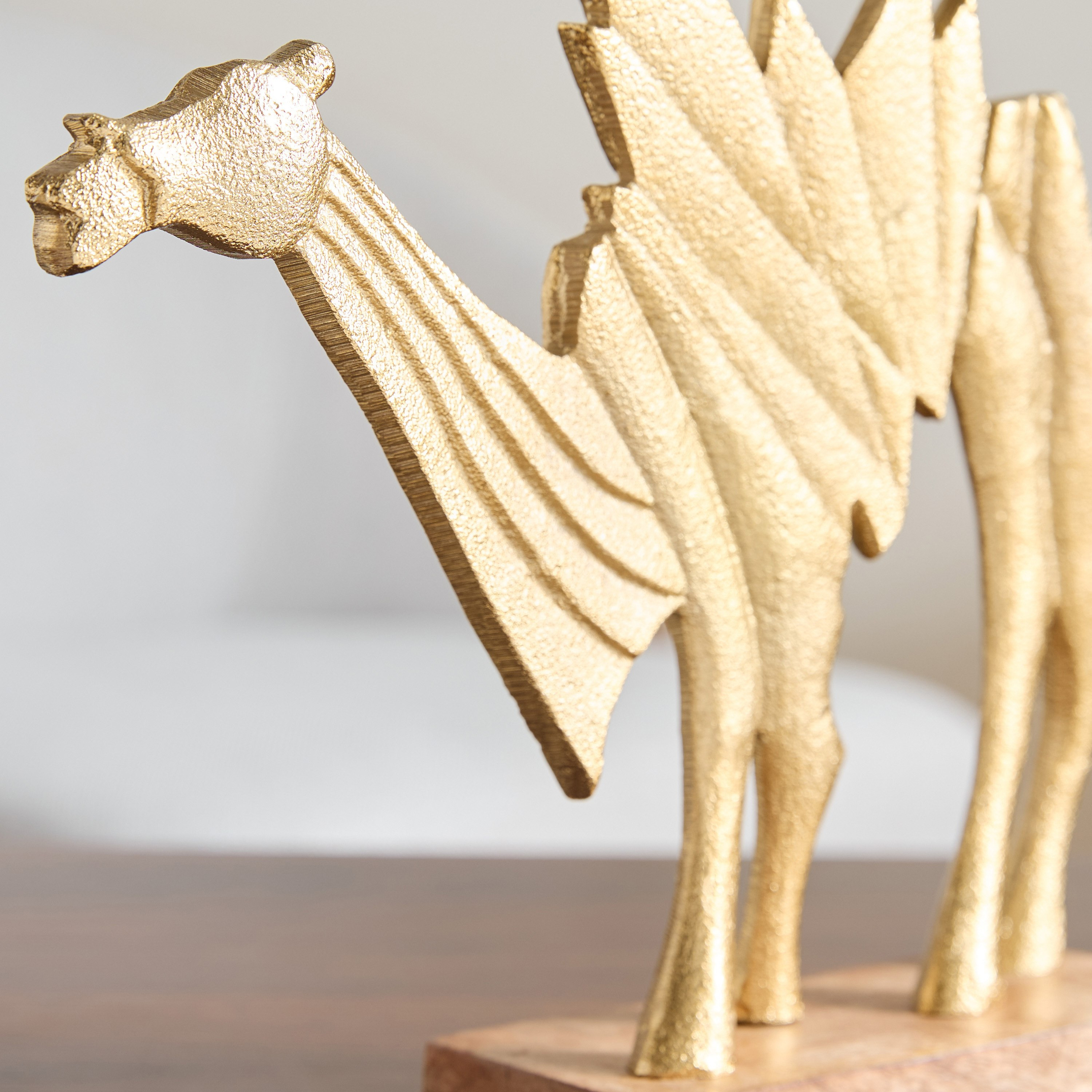 زينة طاولة بتصميم جمل ألومنيوم مع قاعدة خشب من رايون - 31.5x7.5x24 سم-hbxhomeware-homedecor-figurinesandornaments-image-3