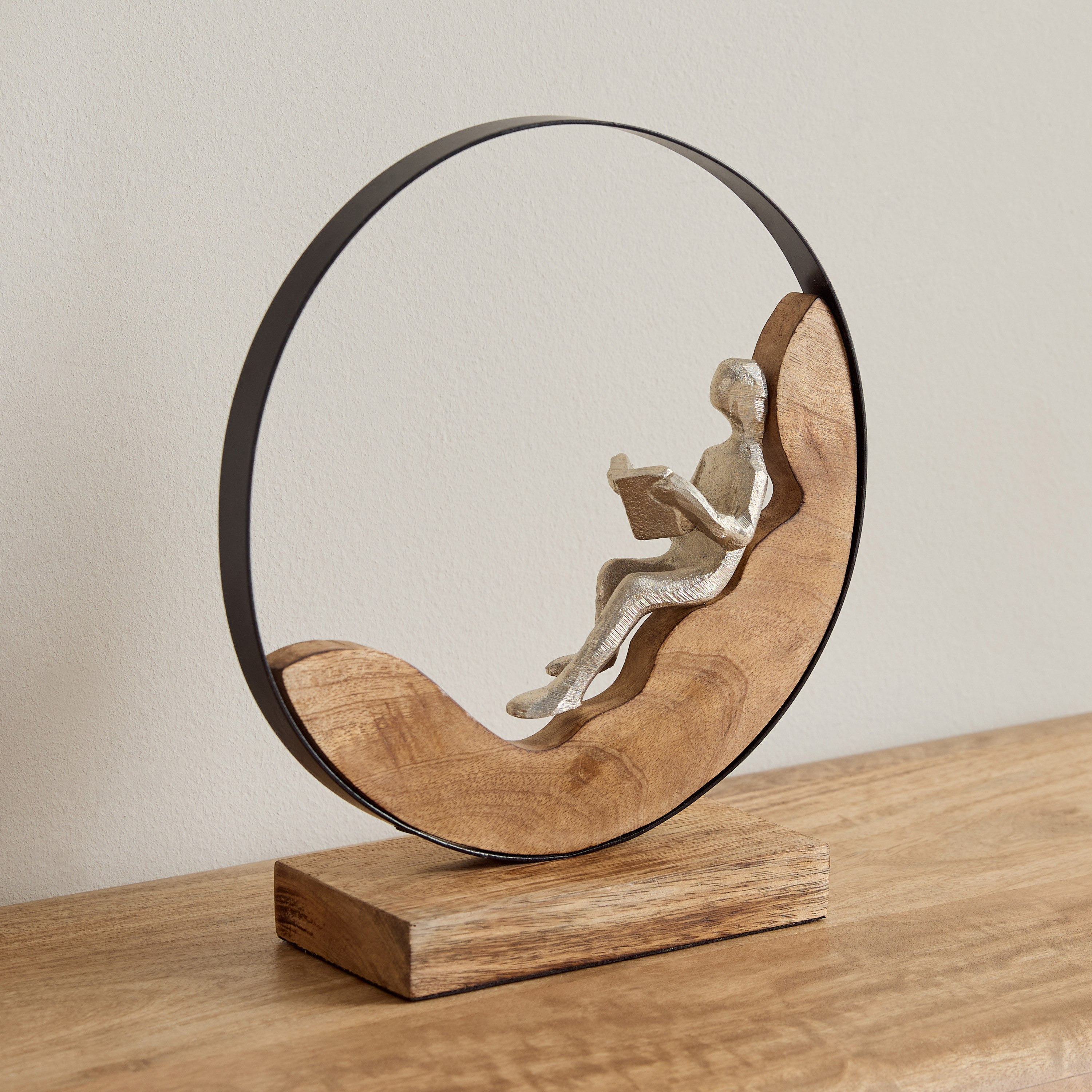 زينة طاولة على شكل رجل يقرأ في حلقة ألومنيوم مع قاعدة خشب من رايون - 25.5x9x28 سم-hbxhomeware-homedecor-figurinesandornaments-image-1