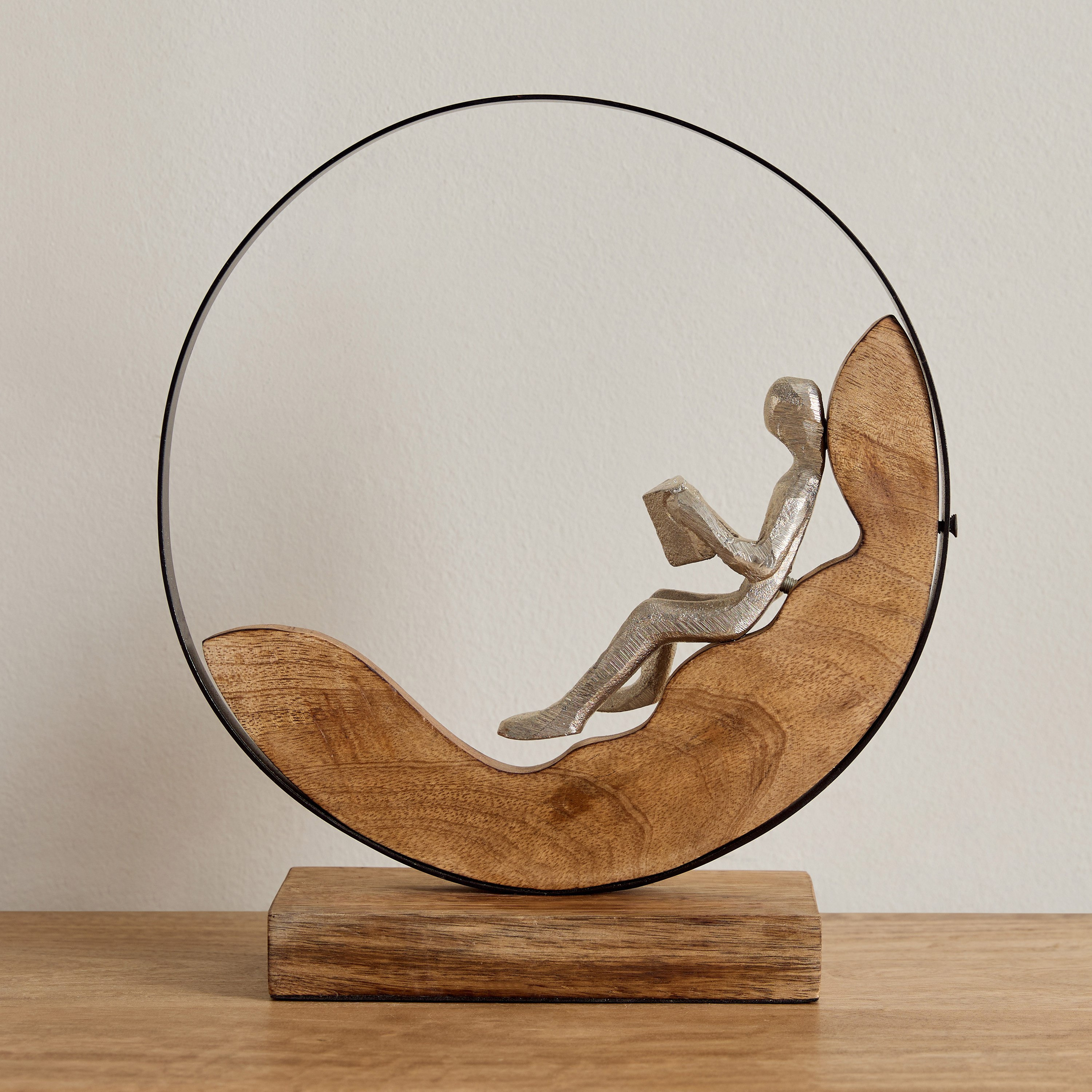 زينة طاولة على شكل رجل يقرأ في حلقة ألومنيوم مع قاعدة خشب من رايون - 25.5x9x28 سم-hbxhomeware-homedecor-figurinesandornaments-image-2
