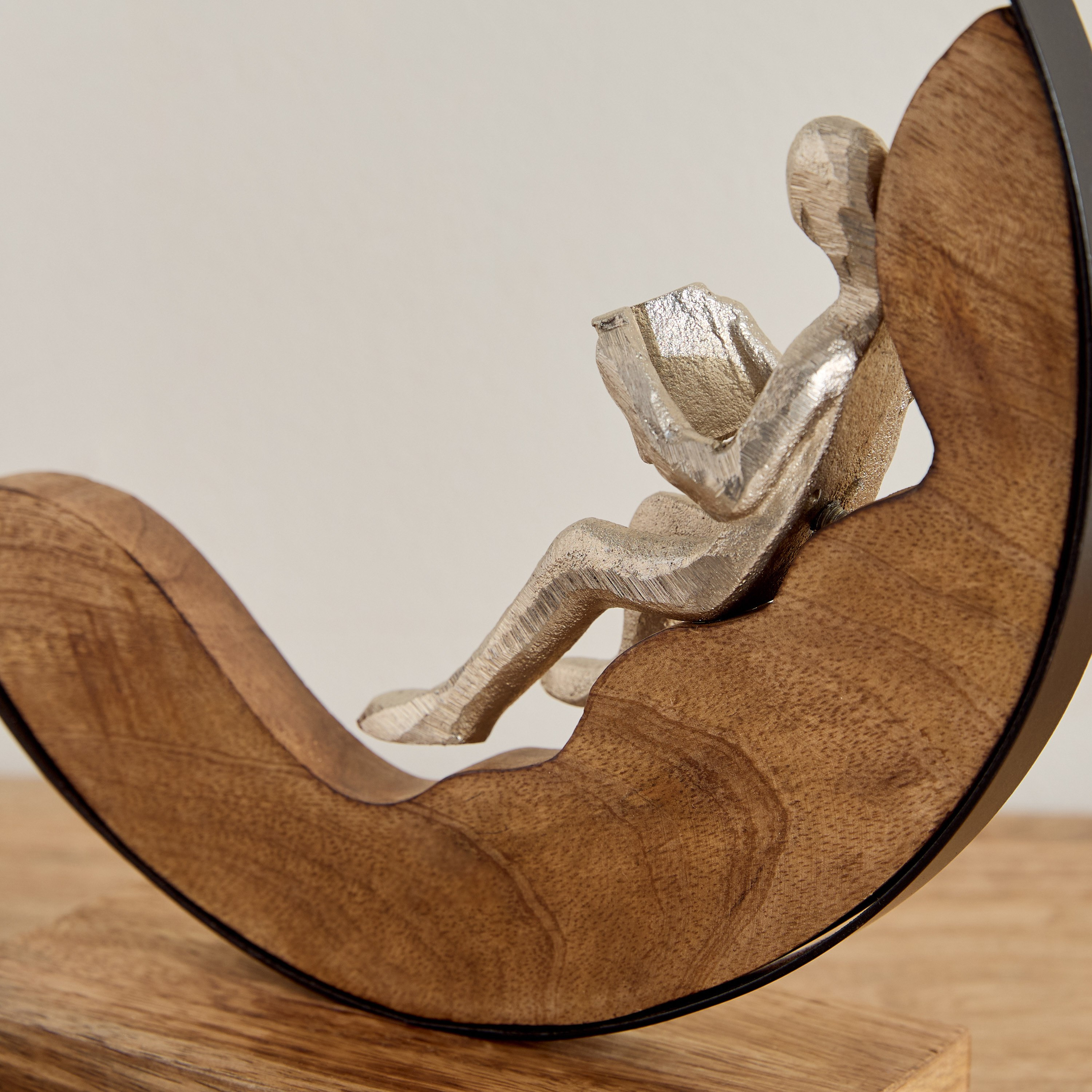 زينة طاولة على شكل رجل يقرأ في حلقة ألومنيوم مع قاعدة خشب من رايون - 25.5x9x28 سم-hbxhomeware-homedecor-figurinesandornaments-image-3