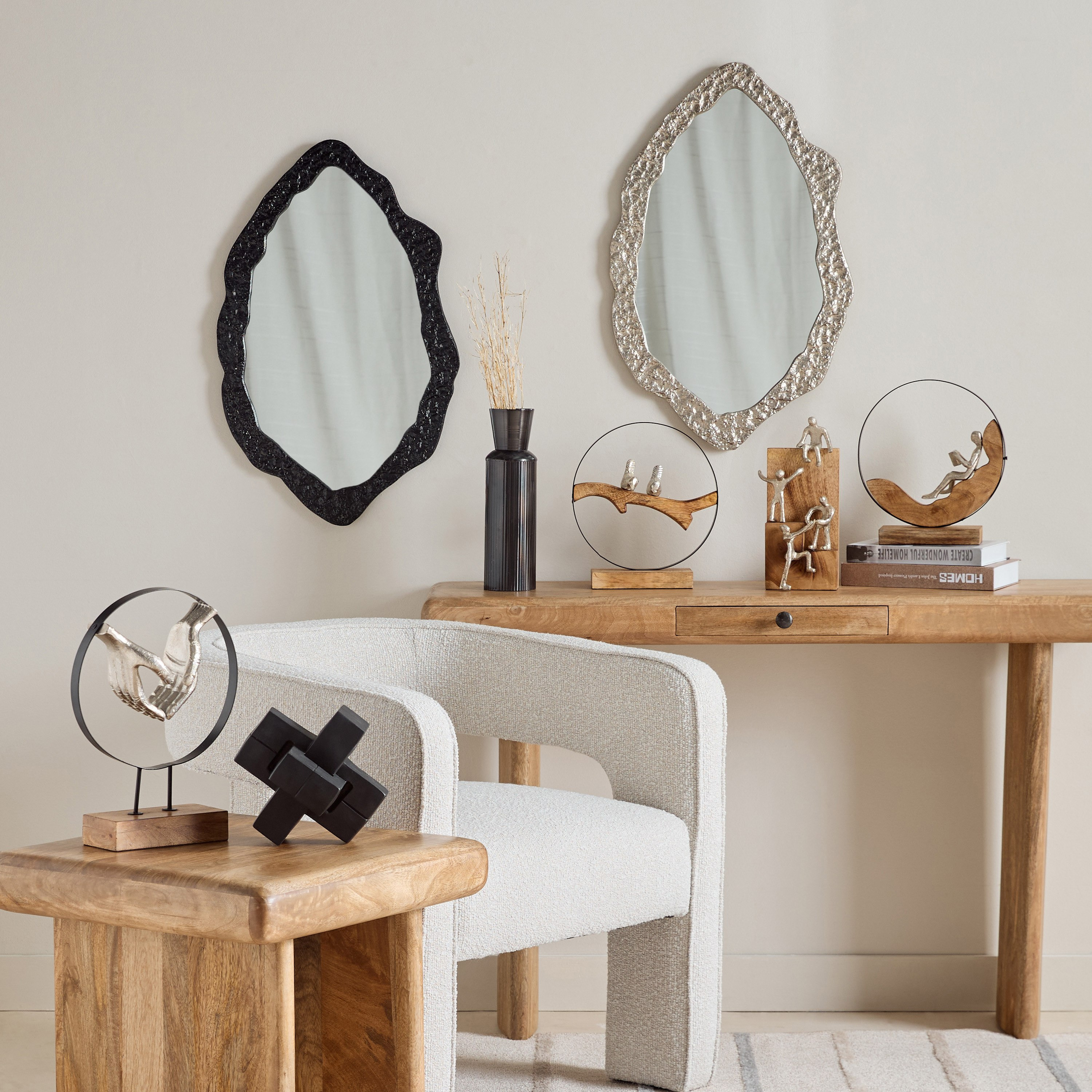 زينة طاولة على شكل رجل يقرأ في حلقة ألومنيوم مع قاعدة خشب من رايون - 25.5x9x28 سم-hbxhomeware-homedecor-figurinesandornaments-image-4