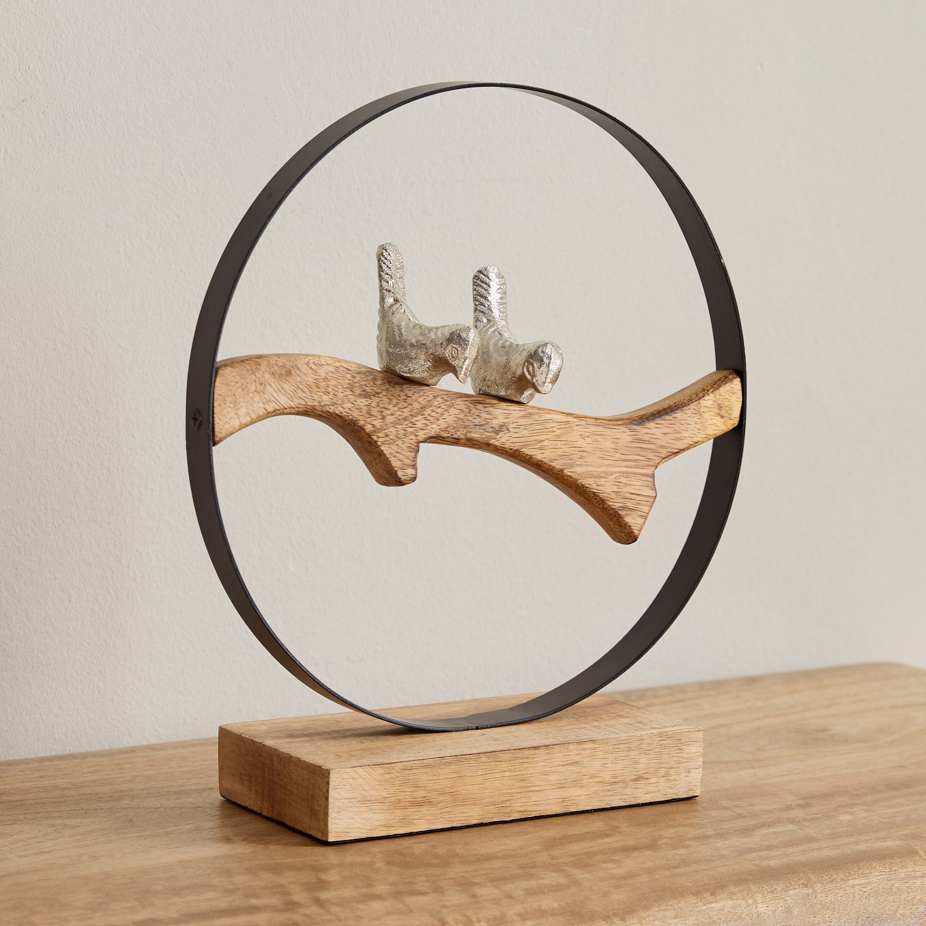 زينة طاولة على شكل طائرين في حلقة ألومنيوم مع قاعدة خشب من رايون - 25.5x9x28 سم-hbxhomeware-homedecor-figurinesandornaments-image-1