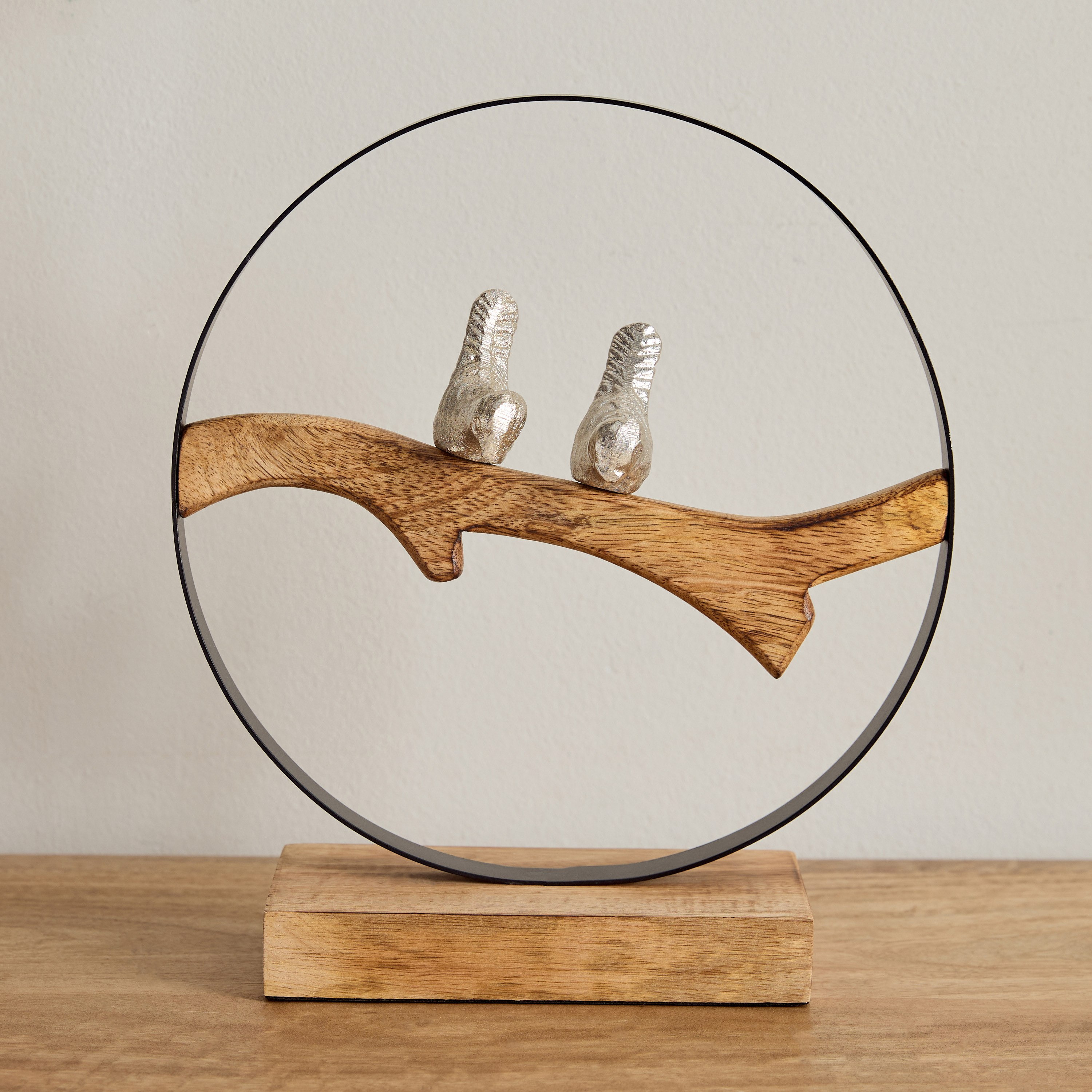 زينة طاولة على شكل طائرين في حلقة ألومنيوم مع قاعدة خشب من رايون - 25.5x9x28 سم-hbxhomeware-homedecor-figurinesandornaments-image-2