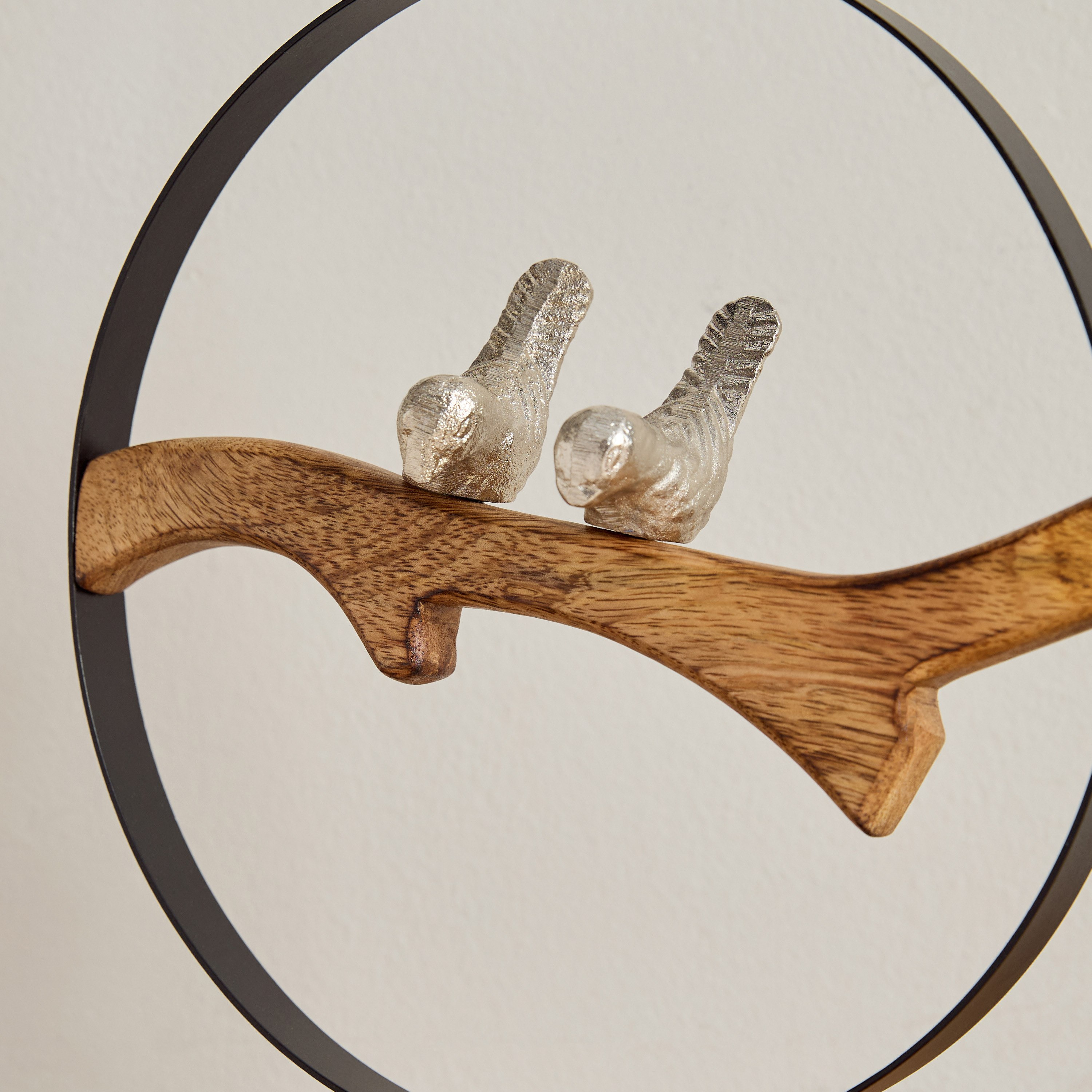 زينة طاولة على شكل طائرين في حلقة ألومنيوم مع قاعدة خشب من رايون - 25.5x9x28 سم-hbxhomeware-homedecor-figurinesandornaments-image-3