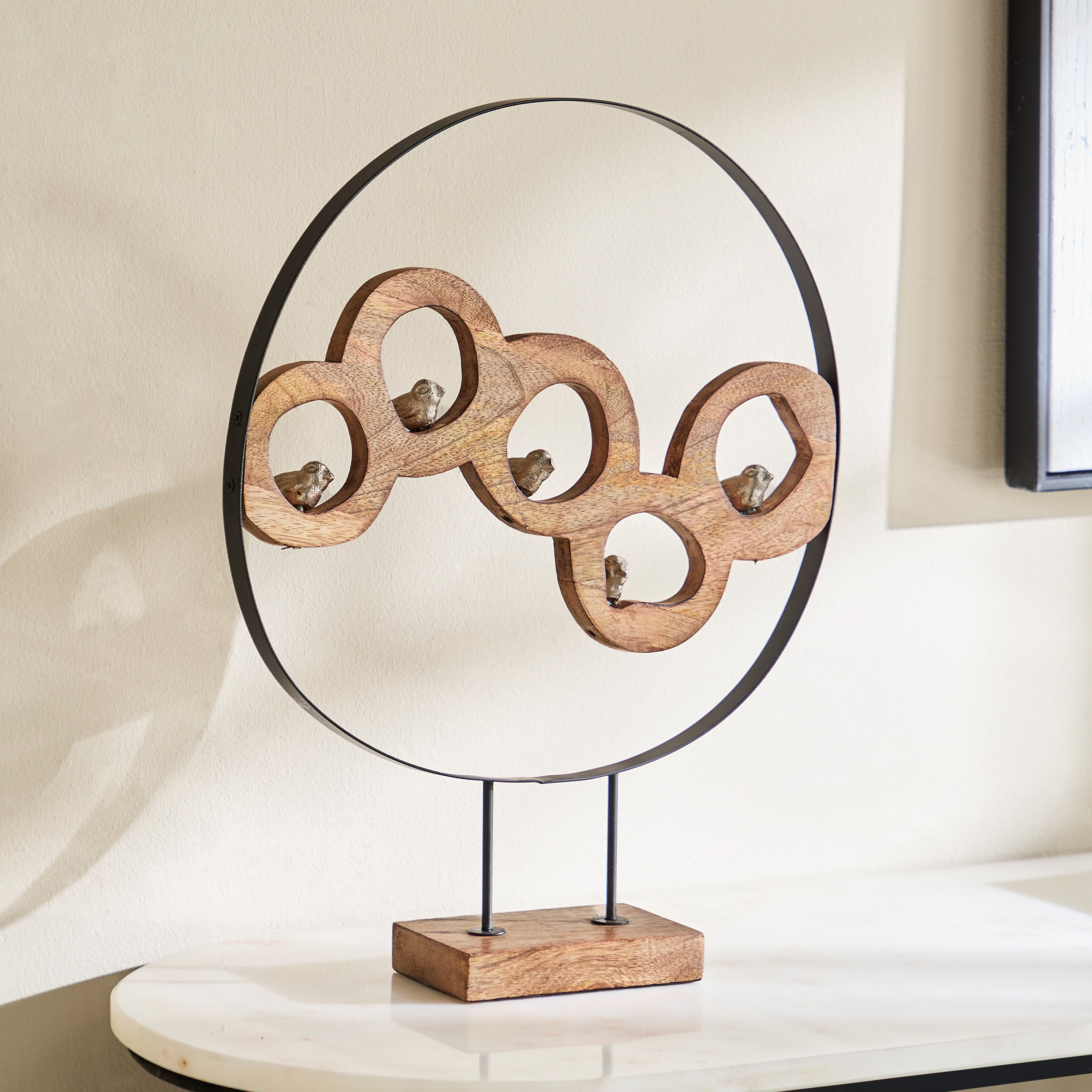 زينة طاولة ألومنيوم بتصميم خمسة طيور في حلقة بقاعدة خشب من رايون - 38x9x49 سم-hbxhomeware-homedecor-figurinesandornaments-image-1