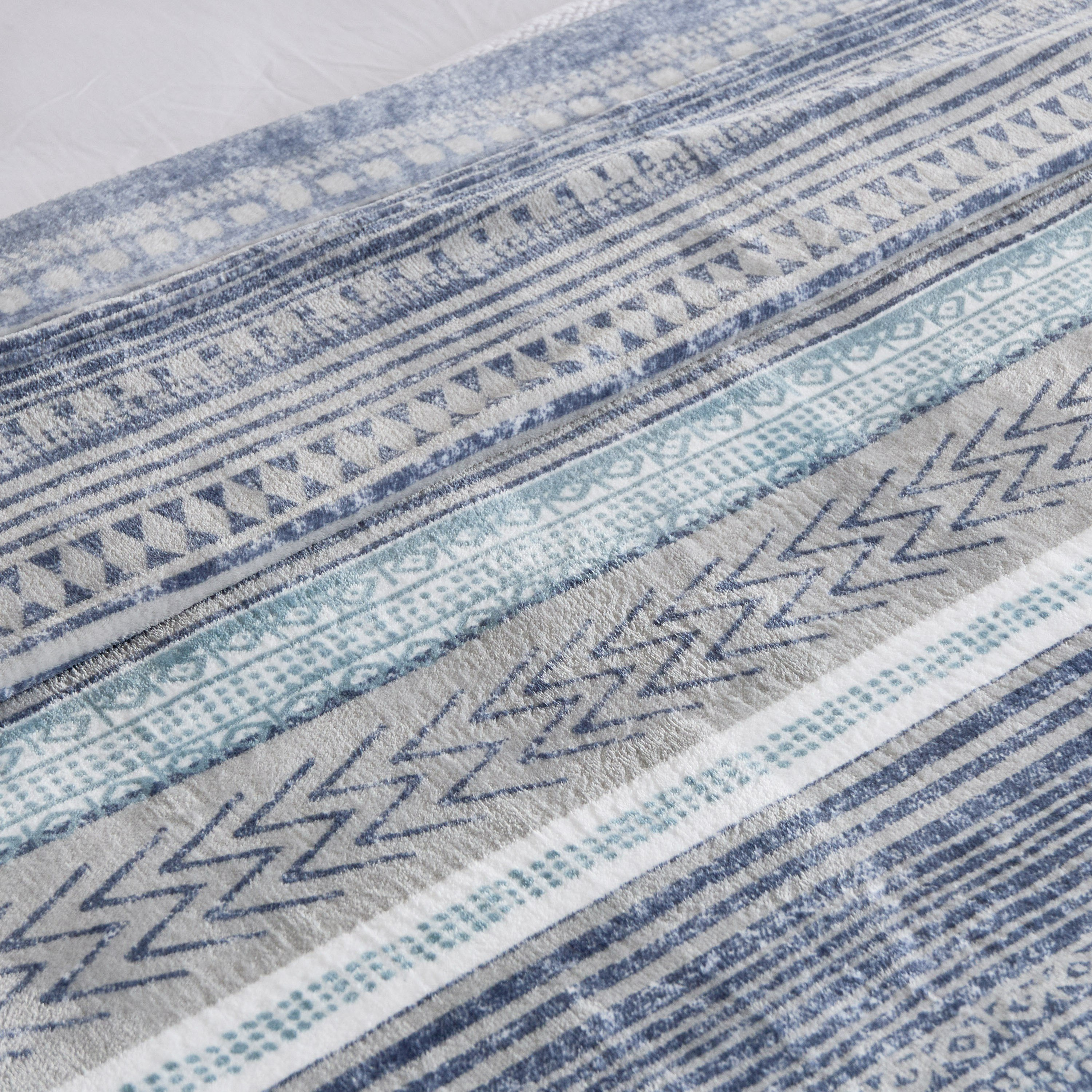 Matrix Enzo Printed Flannel Queen Blanket - 200x220 cm-hbxhomeware-hbxbedroom-image-3