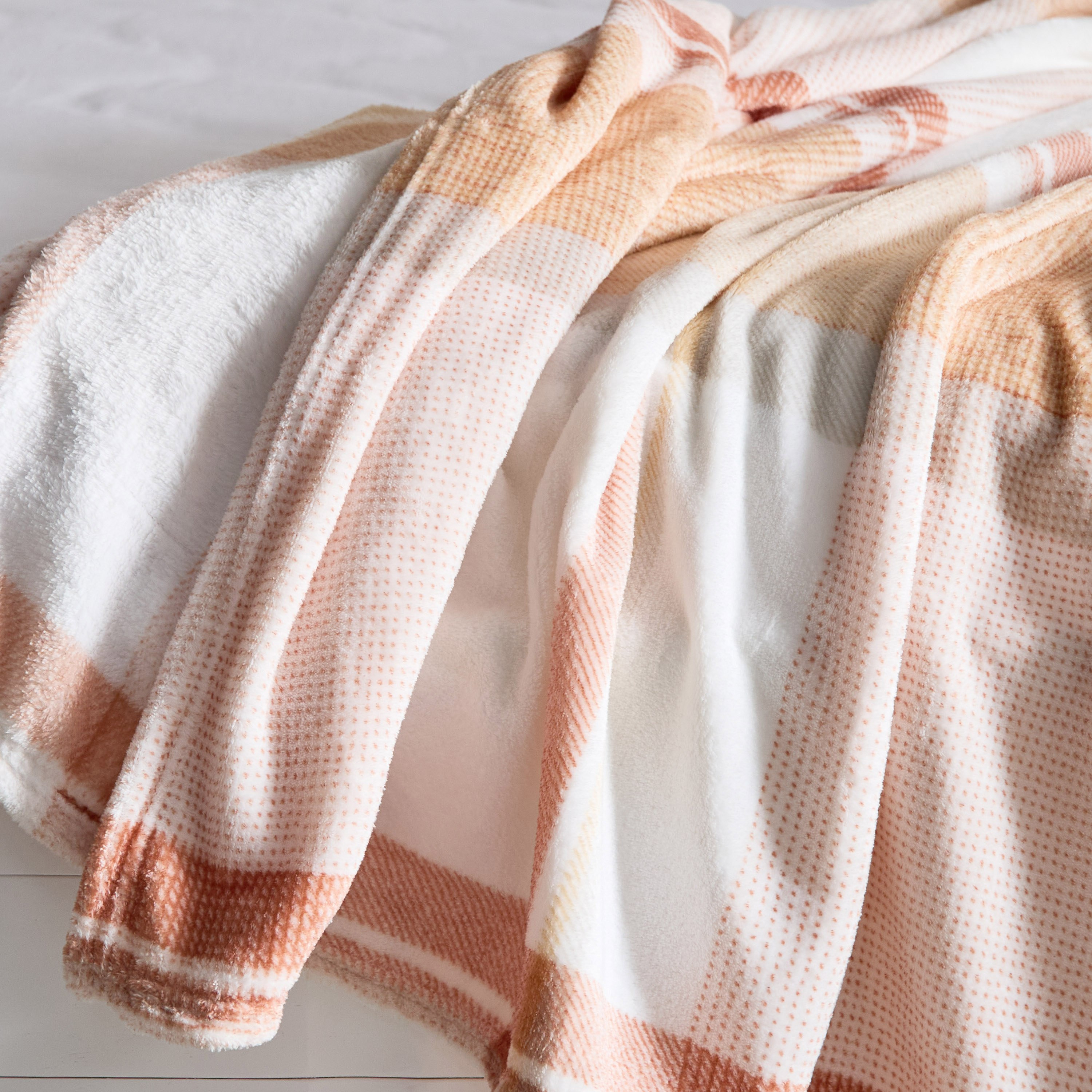 بطانية فلانيل كوين بطبعات من ماتريكس - 200x220 سم-hbxhomeware-hbxbedroom-image-5