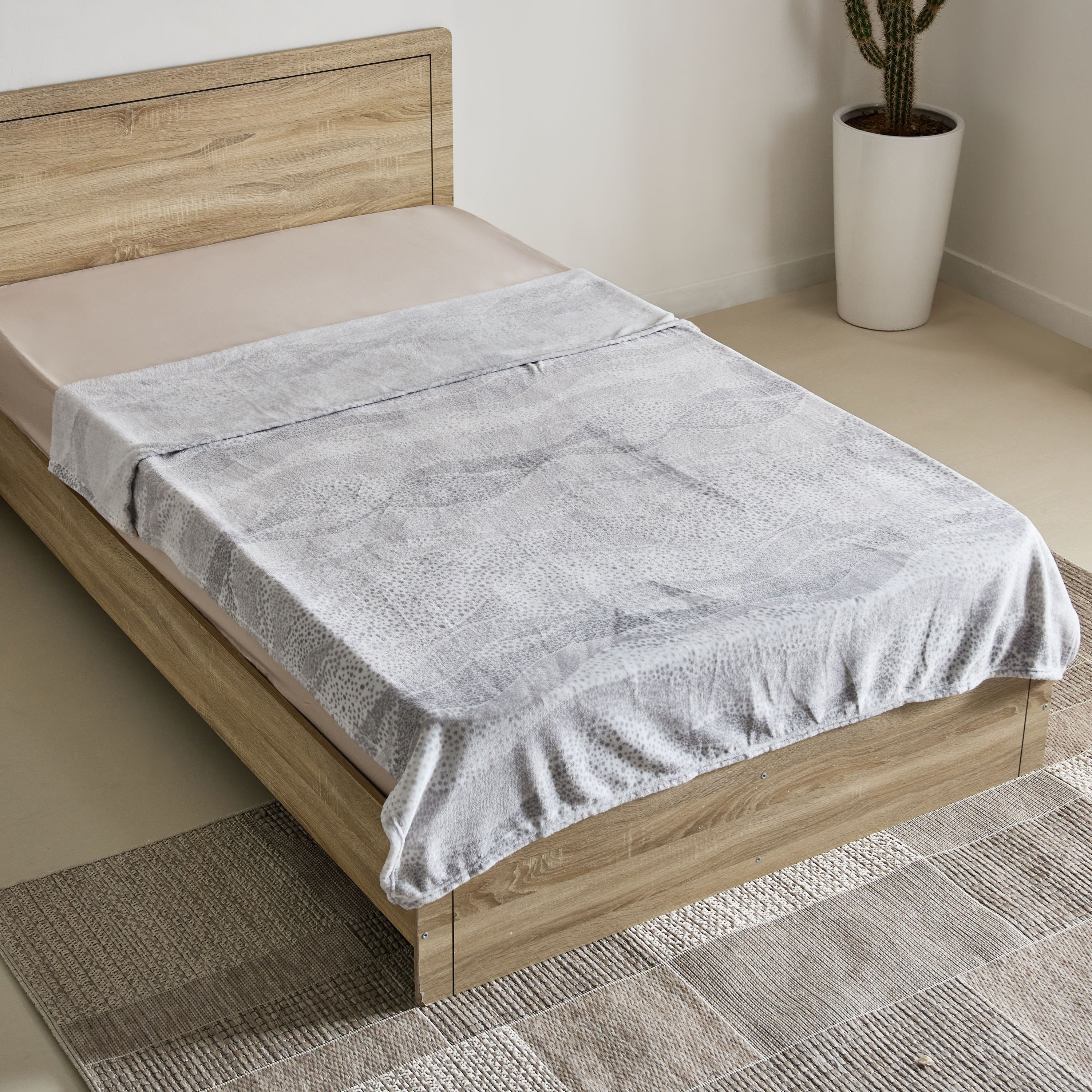 بطانية فلانيل مقاس زوجي بطبعات ريمي من ماتريكس - 140x200 سم-hbxhomeware-hbxbedroom-image-1
