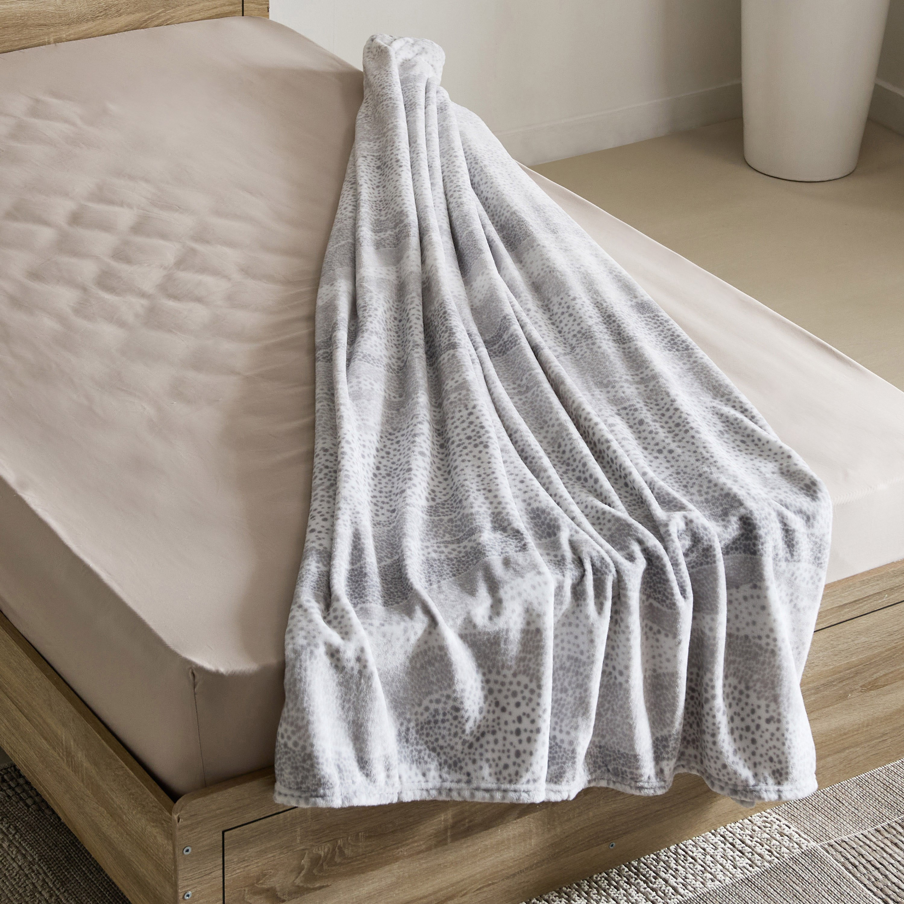 بطانية فلانيل مقاس زوجي بطبعات ريمي من ماتريكس - 140x200 سم-hbxhomeware-hbxbedroom-image-4