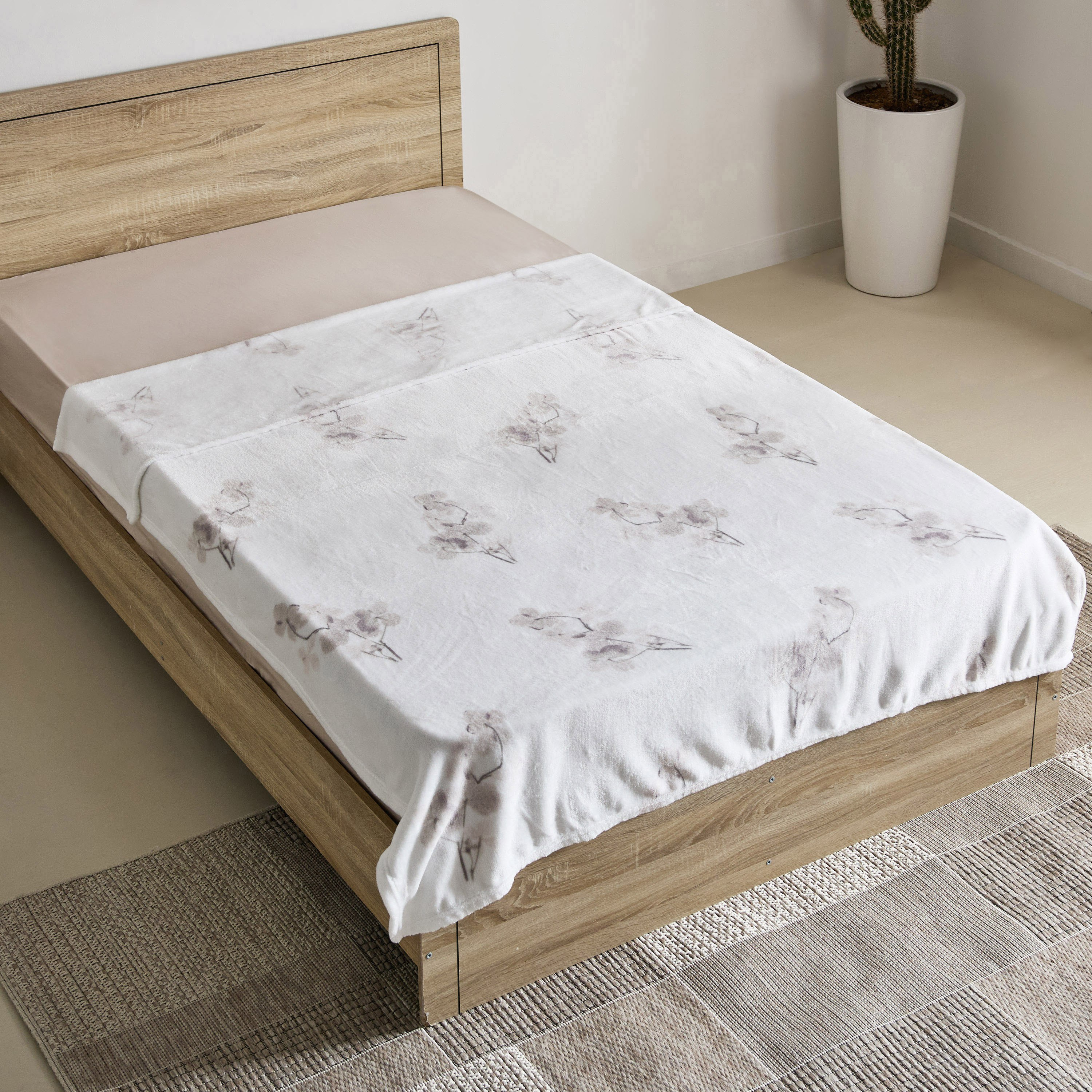 بطانية فلانيل مقاس توين بِطبعات من ماتريكس - 140x200 سم-hbxhomeware-hbxbedroom-image-1