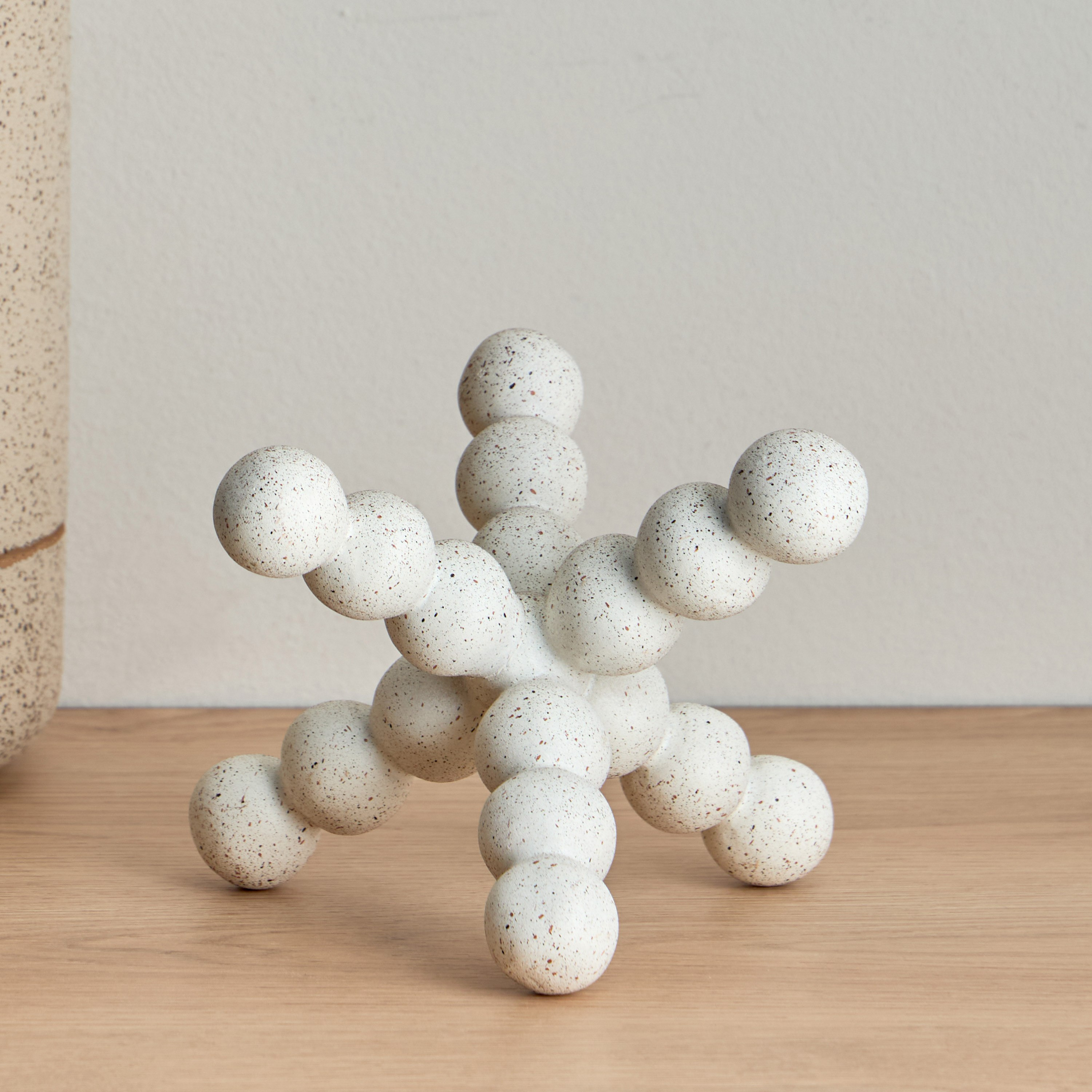 قطعة ديكورتجريدية بولي ريزين من رين - 16x15.5x13 سم-hbxhomeware-homedecor-figurinesandornaments-image-1