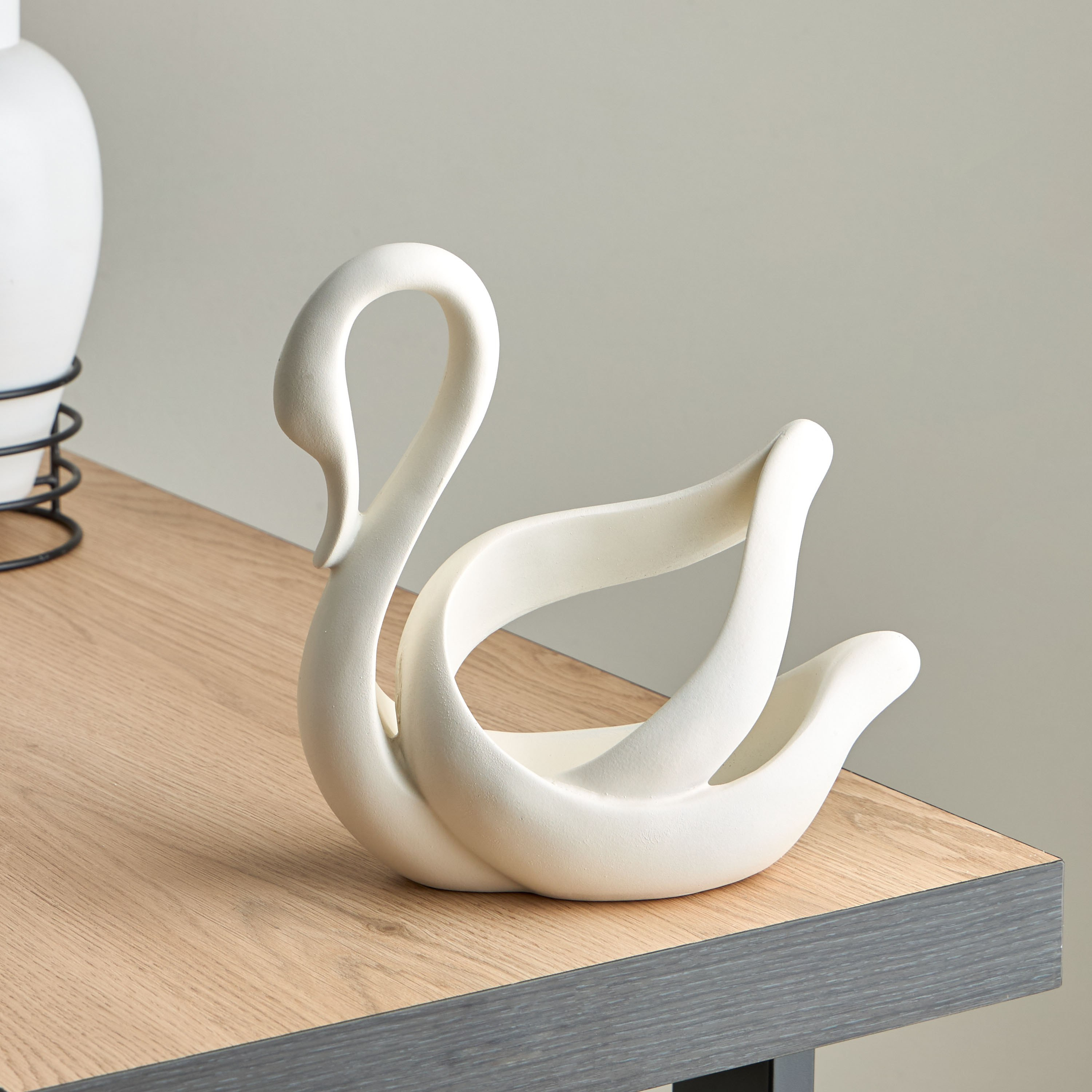 قطعة ديكور بجعة من مادة البوليريسن من رين - 22x9.5x22 سم-hbxhomeware-homedecor-figurinesandornaments-image-1