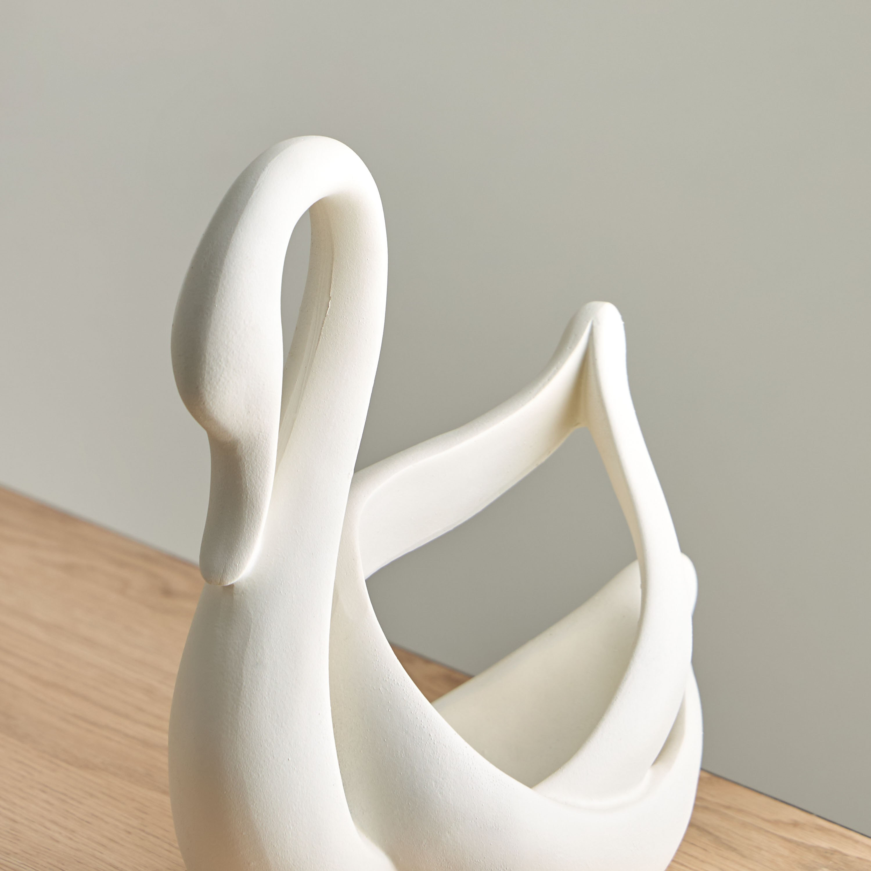 قطعة ديكور بجعة من مادة البوليريسن من رين - 22x9.5x22 سم-hbxhomeware-homedecor-figurinesandornaments-image-3