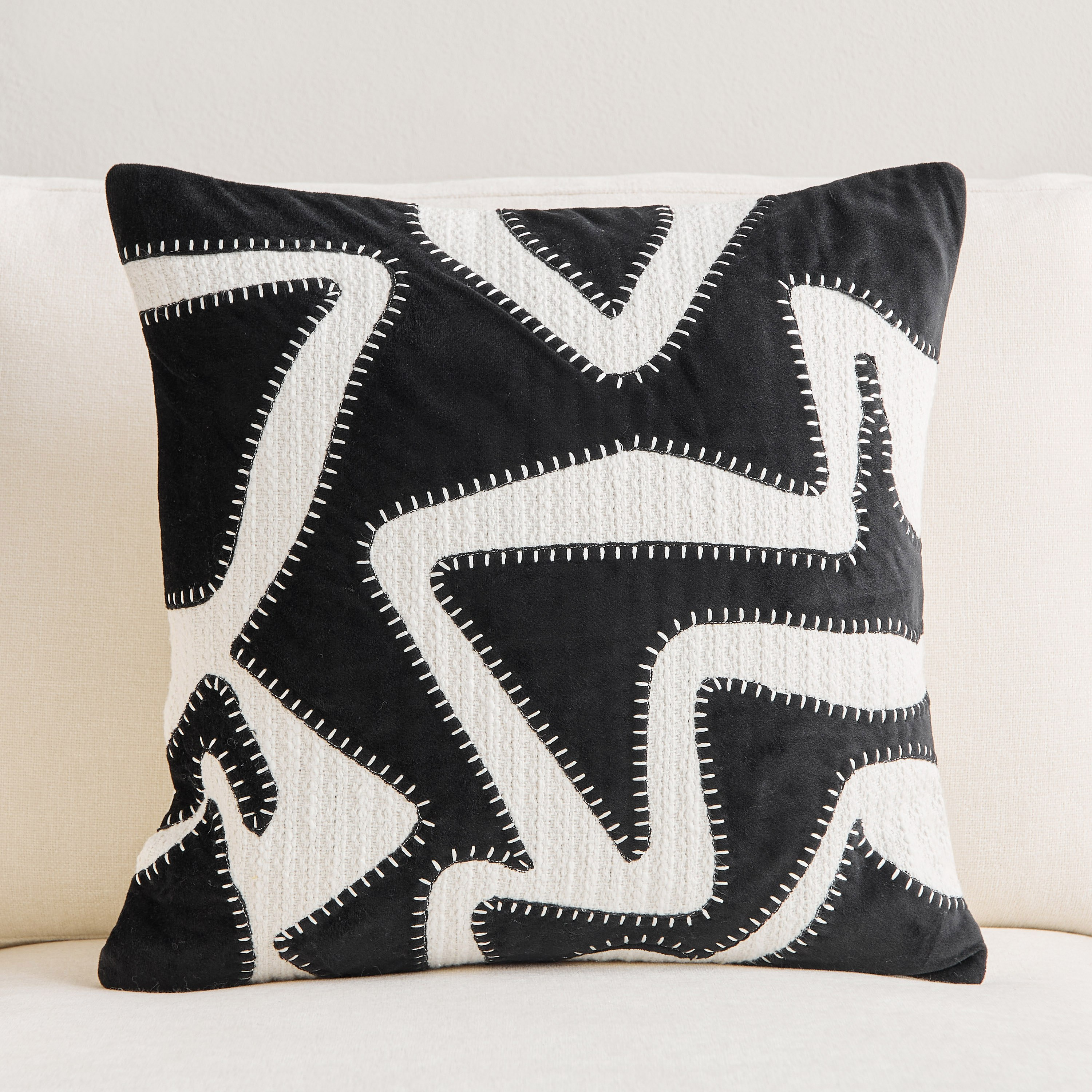 وسادة محشوة مطرزة بتصميم تجريدي من ألبيدو - 45x45 سم-hbxhomeware-hbxbedroom-image-1