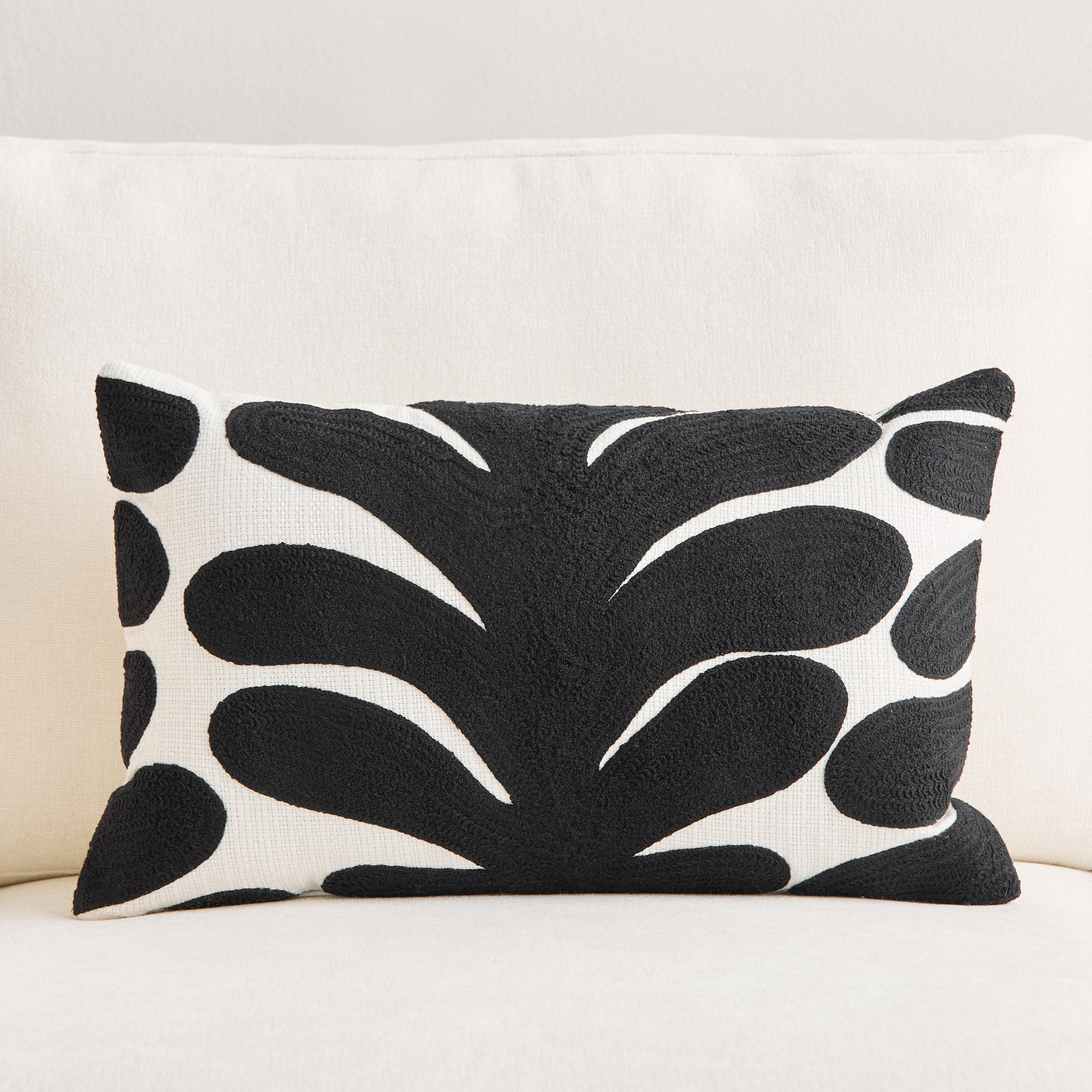 وسادة محشوة مطرزة بورقة شجر من ألبيدو - 30x50 سم-hbxhomeware-hbxbedroom-image-1